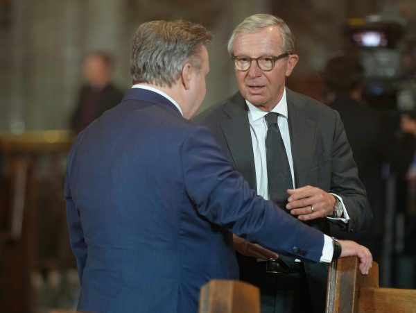 ABD0170_20250612 – WIEN – STERREICH: (v.l.) Der Wiener Brgermeister Michael Ludwig (SP) und der Salzburger LH Wilfried Haslauer (VP), anl. des Trauer-und Gedenkgottesdiensts am Donnerstag, 12. Juni 2025 im Wiener Stephansdom. – FOTO: APA/GEORG HOCHMUTH