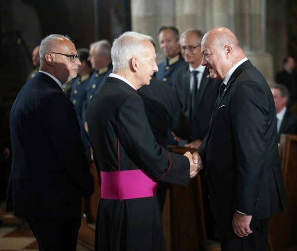 ABD0174_20250612 – WIEN – STERREICH: (v.l.) Bundeskanzler Christian Stocker (VP) und Caritas-Europa-Prsident Michael Landau anl. des Trauer-und Gedenkgottesdiensts am Donnerstag, 12. Juni 2025 im Wiener Stephansdom. – FOTO: APA/GEORG HOCHMUTH