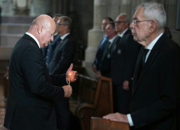 ABD0178_20250612 – WIEN – STERREICH: (v.l.) Bundesprsident Alexander Van der Bellen und Bundeskanzler Christian Stocker (VP), anl. des Trauer-und Gedenkgottesdiensts am Donnerstag, 12. Juni 2025 im Wiener Stephansdom. – FOTO: APA/GEORG HOCHMUTH