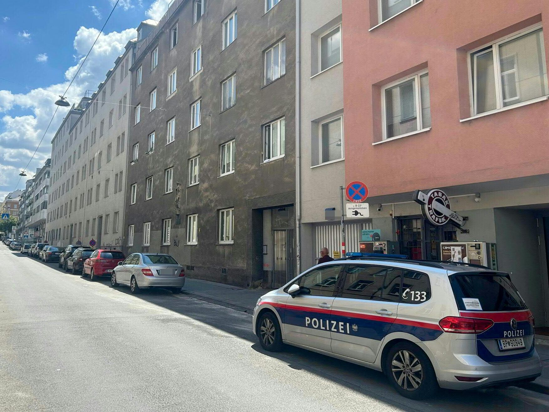 Eine 27 Jahre alte Frau ist am Samstag tot in ihrer Wohnung in Wien-Margareten aufgefunden worden.