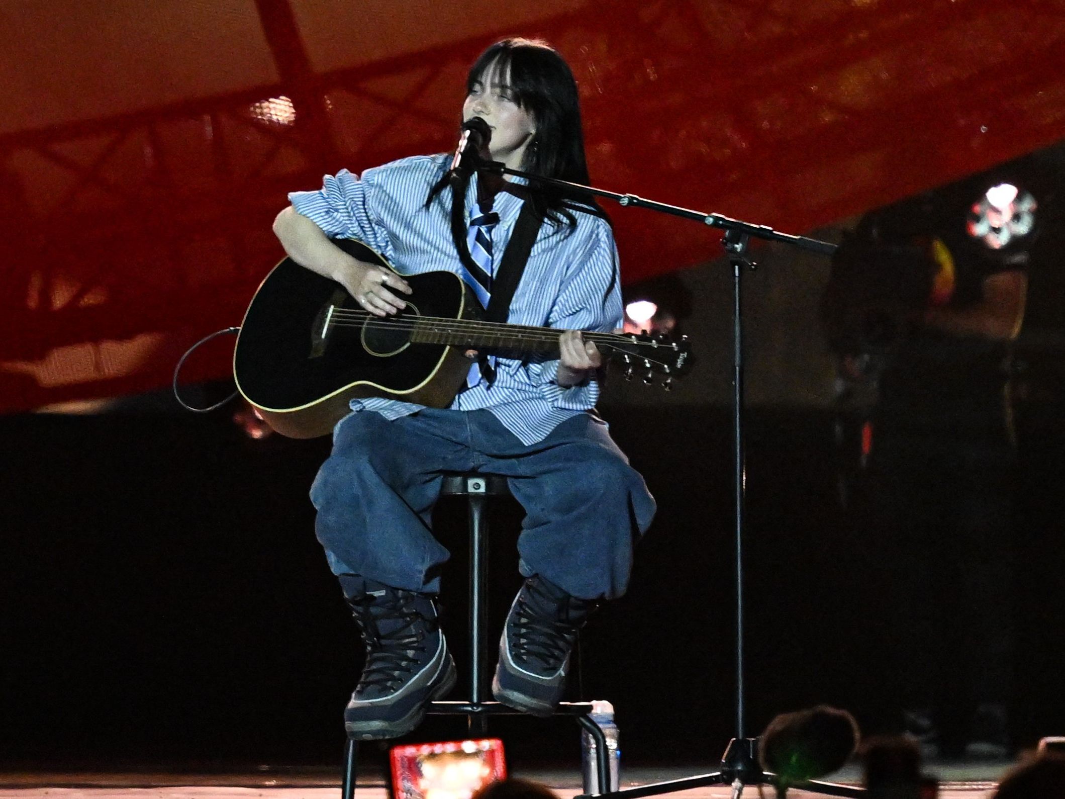Billie Eilish lieferte eine solide, aber distanzierte Show in Wien ab.