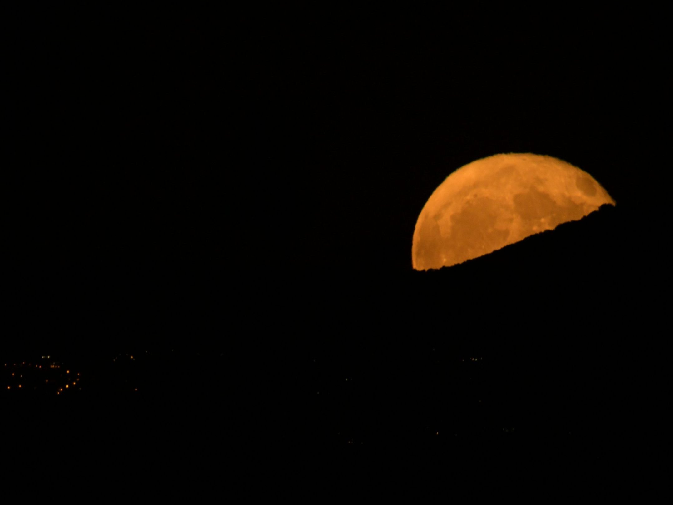 So ähnlich könnte der Erdbeermond heute Abend über Vorarlberg aussehen. (Symbolbild)