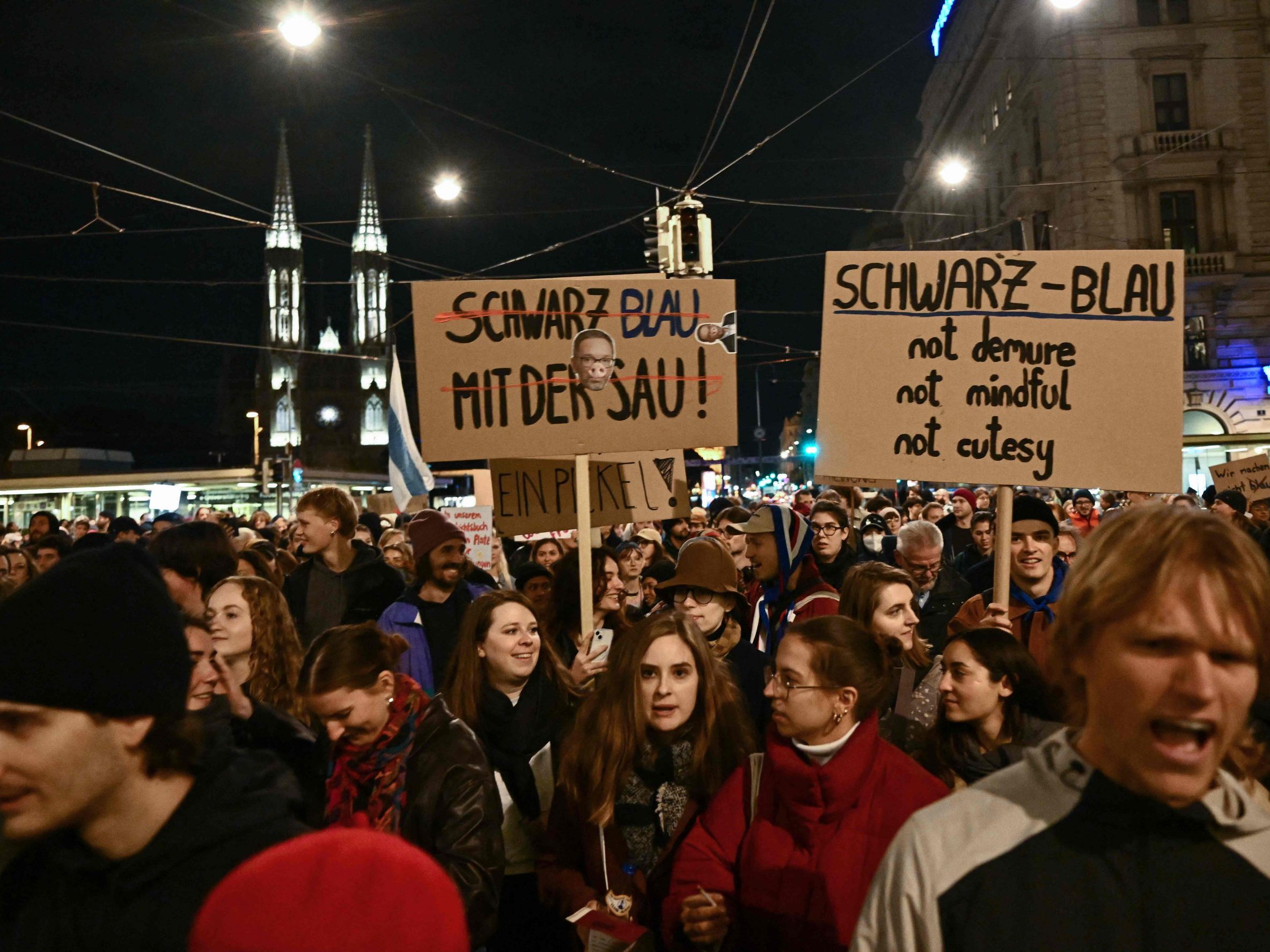 Sicher, aber besorgt: Mehr als die Hälfte der Österreicher sieht wachsende Gefahr Sicher, aber besorgt: Mehr als die Hälfte der Österreicher sieht wachsende Gefahr