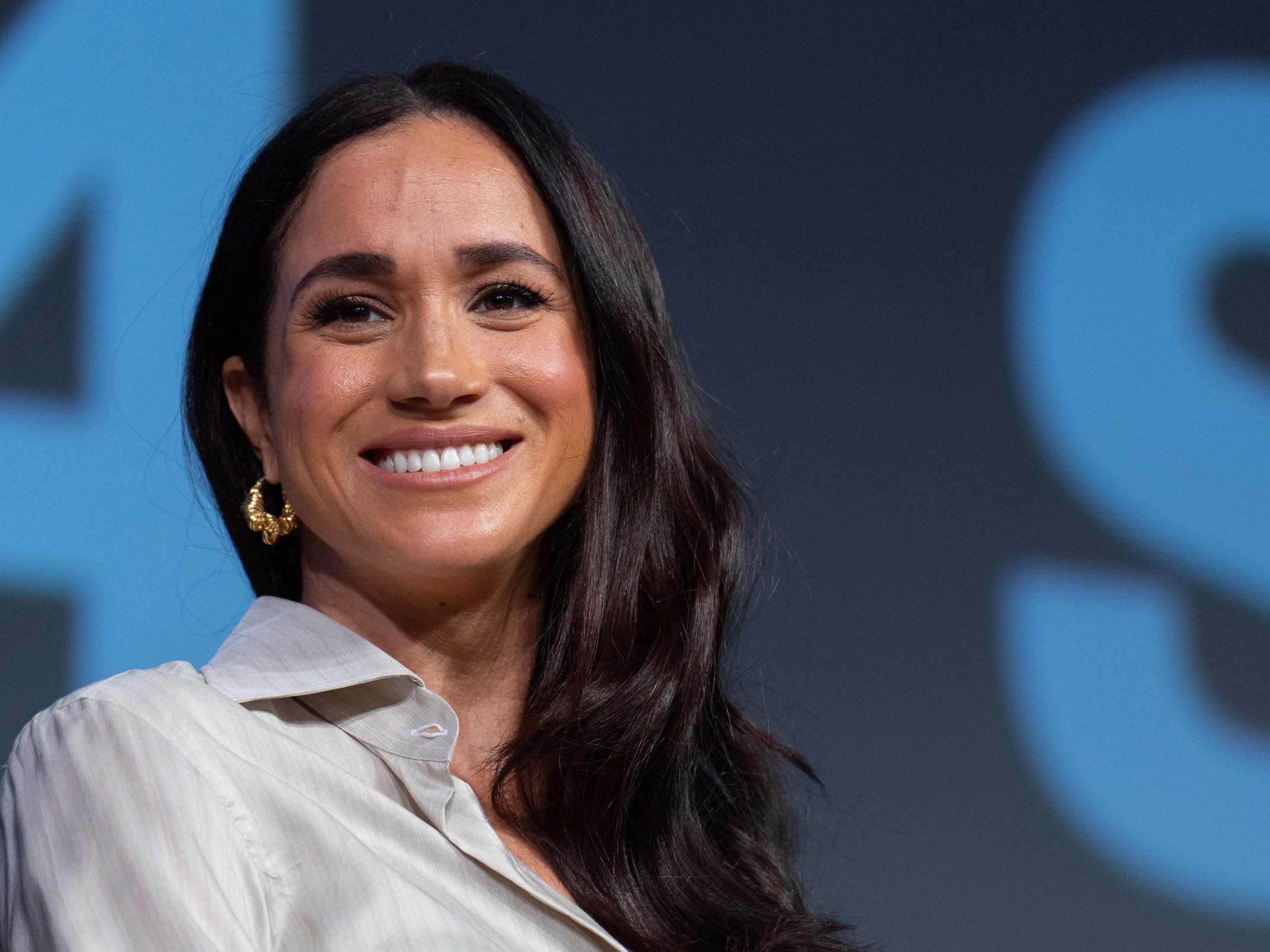 Entdecke Meghan Markles Beauty-Geheimnis: Highlightertropfen für strahlende Haut. Entdecke Meghan Markles Beauty-Geheimnis: Highlightertropfen für strahlende Haut.