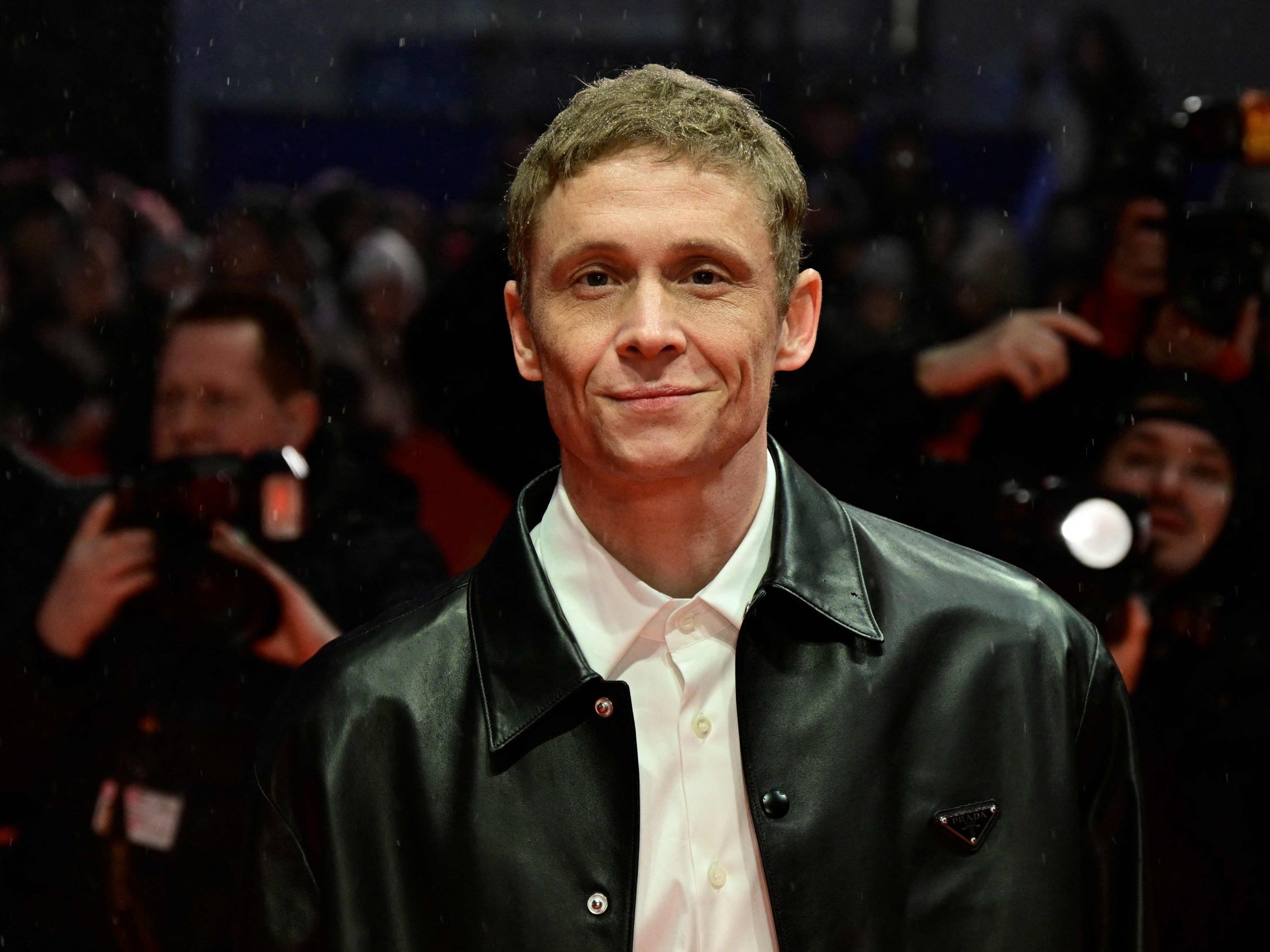 Matthias Schweighöfer bleibt trotz Hollywood-Erfolg bodenständig dank Familie und Meditation. Erfahren Sie mehr über seine Erdungstechniken. (Bild: APA/AFP/JOHN MACDOUGALL) Matthias Schweighöfer bleibt trotz Hollywood-Erfolg bodenständig dank Familie und Meditation. Erfahren Sie mehr über seine Erdungstechniken. (Bild: APA/AFP/JOHN MACDOUGALL)