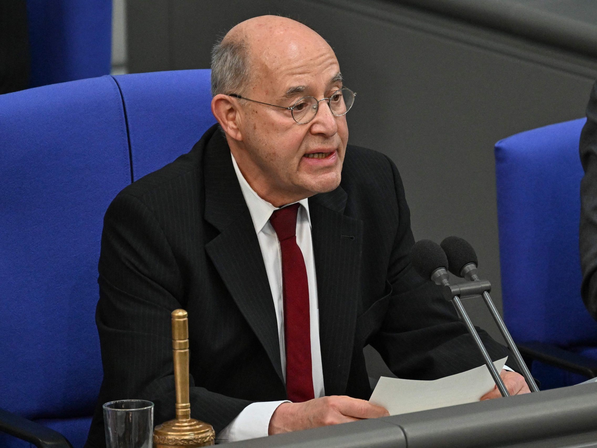 Gregor Gysi sorgte im Bundestag für Lacher, als er seine Herztabletten vergaß. Karl Lauterbach schmunzelte über den Fauxpas. (Bild: APA/AFP/RALF HIRSCHBERGER) Gregor Gysi sorgte im Bundestag für Lacher, als er seine Herztabletten vergaß. Karl Lauterbach schmunzelte über den Fauxpas. (Bild: APA/AFP/RALF HIRSCHBERGER)