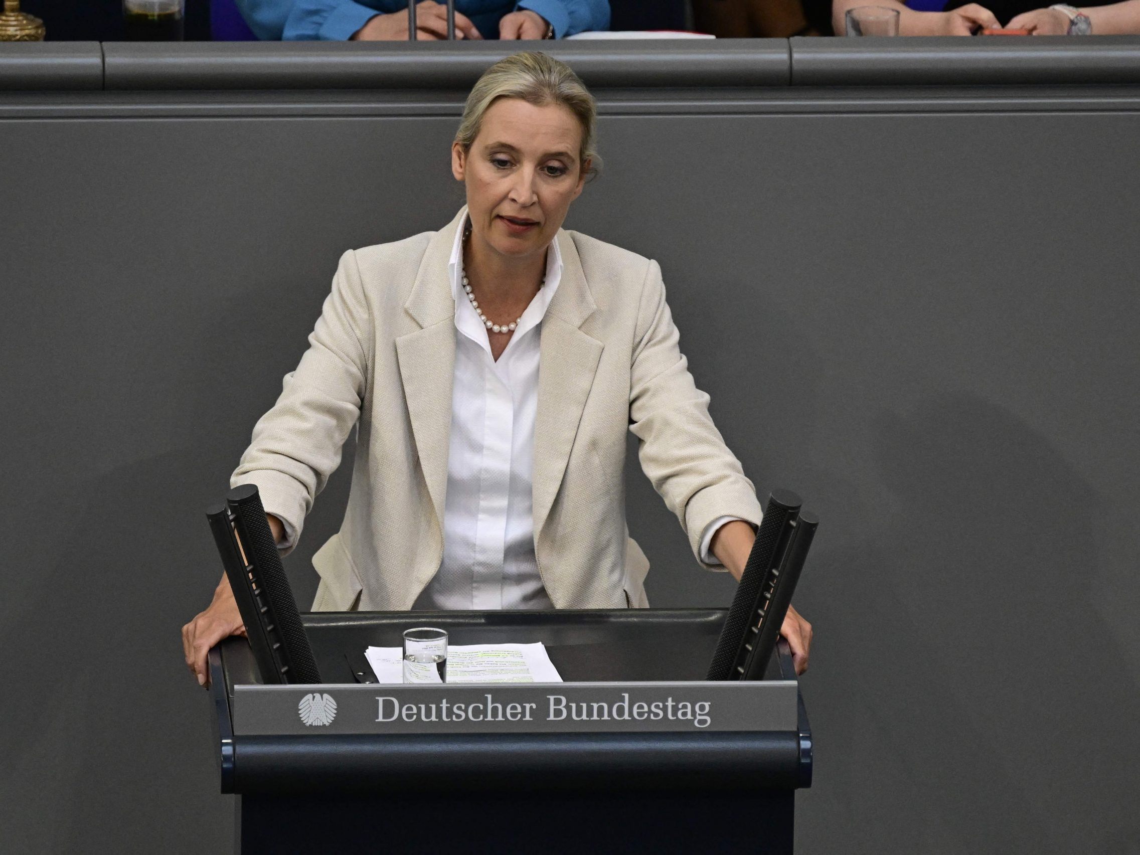 Alice Weidels Doppelmoral: Öffentlich gegen Paragrafen, privat genutzt. Enthüllungen zeigen Diskrepanz zwischen Forderung und Realität. (Bild: APA/AFP/JOHN MACDOUGALL) Alice Weidels Doppelmoral: Öffentlich gegen Paragrafen, privat genutzt. Enthüllungen zeigen Diskrepanz zwischen Forderung und Realität. (Bild: APA/AFP/JOHN MACDOUGALL)