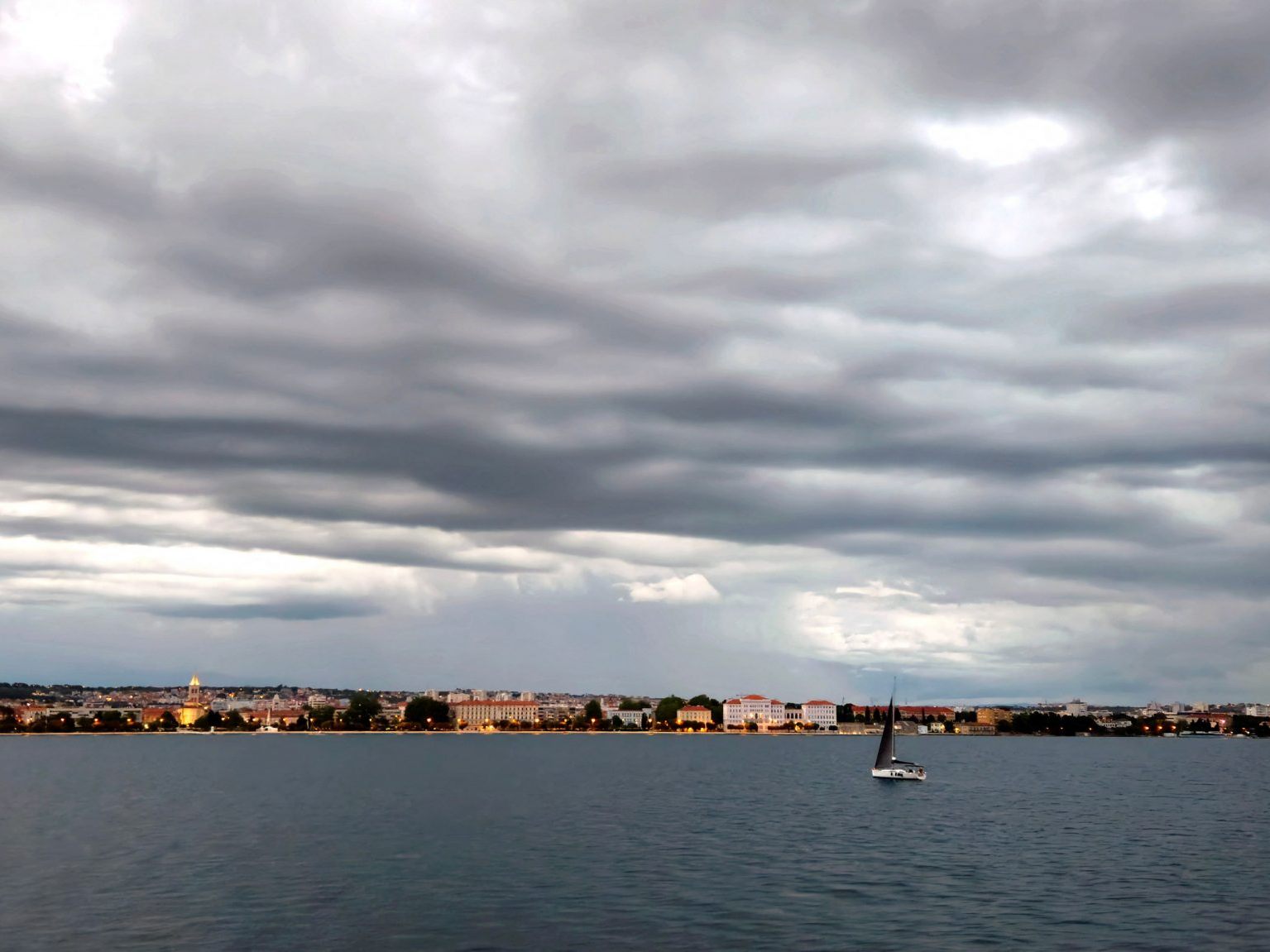 Unwetter in Kroatien: Fähre sinkt, Chaos an Küste Unwetter in Kroatien: Fähre sinkt, Chaos an Küste