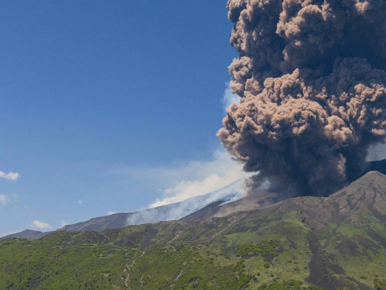 Ätna-Krater-Einsturz löst riesige Aschewolke über Sizilien aus. (Bild: AFP) Ätna-Krater-Einsturz löst riesige Aschewolke über Sizilien aus. (Bild: AFP)