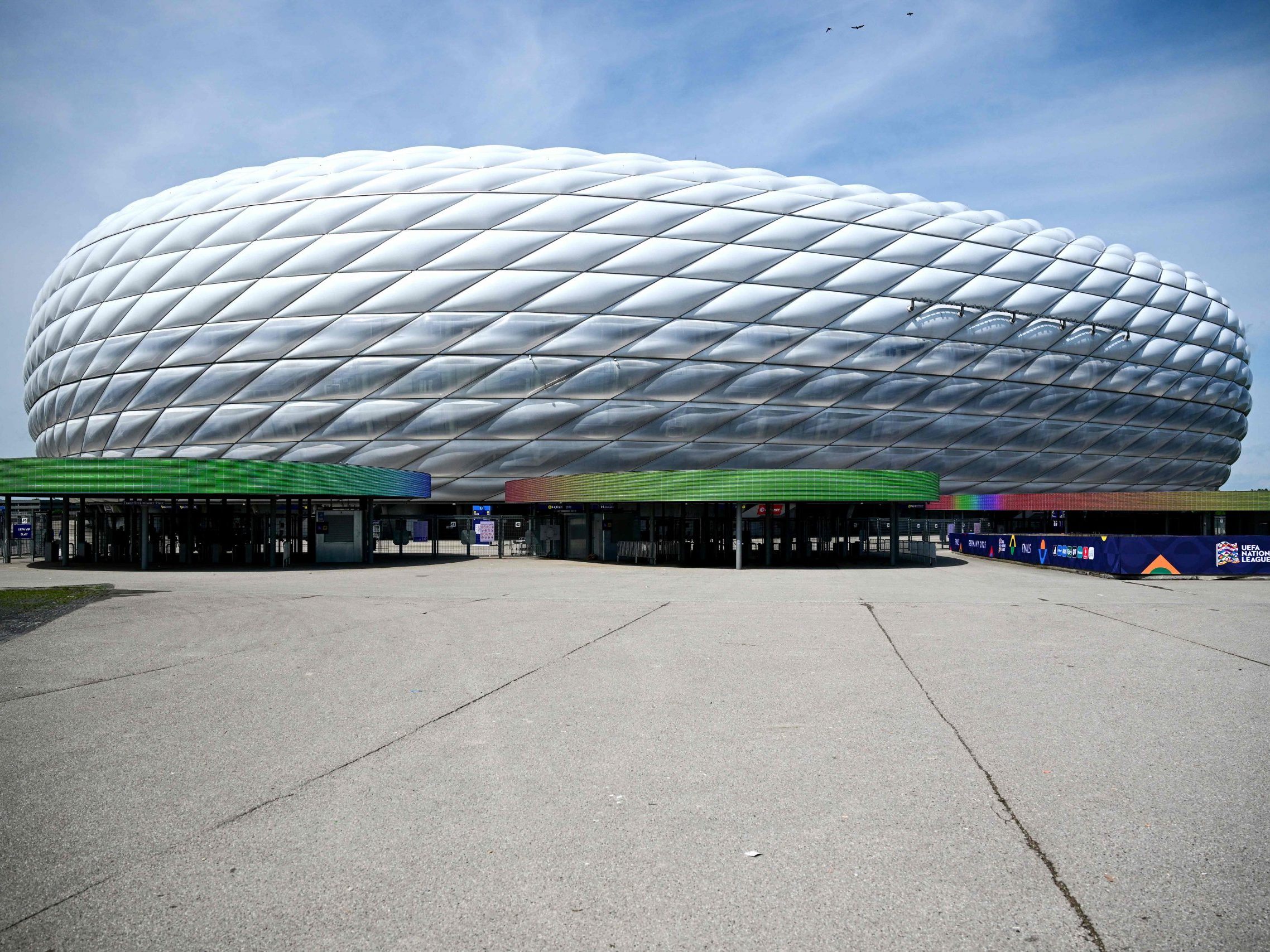 Heftiges Unwetter in München verzögert DFB-Spiel. Orkanböen, Starkregen und Hagel führen zu Chaos an der Allianz Arena. (Bild: APA/AFP/TOBIAS SCHWARZ)