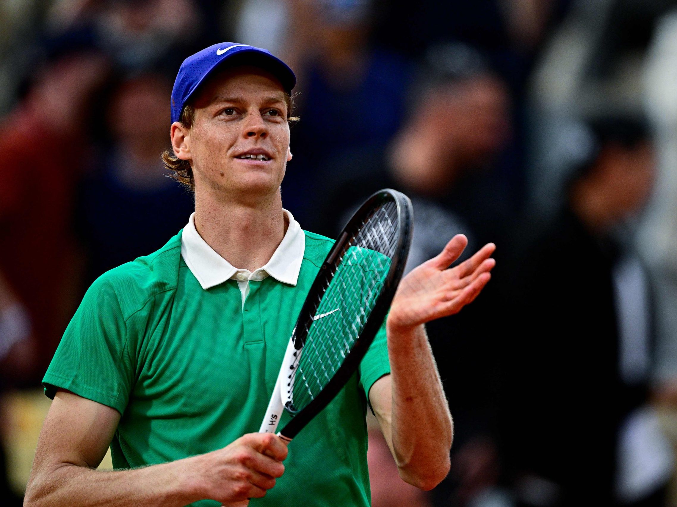 Jannik Sinner beeindruckt mit Power-Tennis und erreicht das Halbfinale der French Open. (Bild: APA/AFP/JULIEN DE ROSA) Jannik Sinner beeindruckt mit Power-Tennis und erreicht das Halbfinale der French Open. (Bild: APA/AFP/JULIEN DE ROSA)