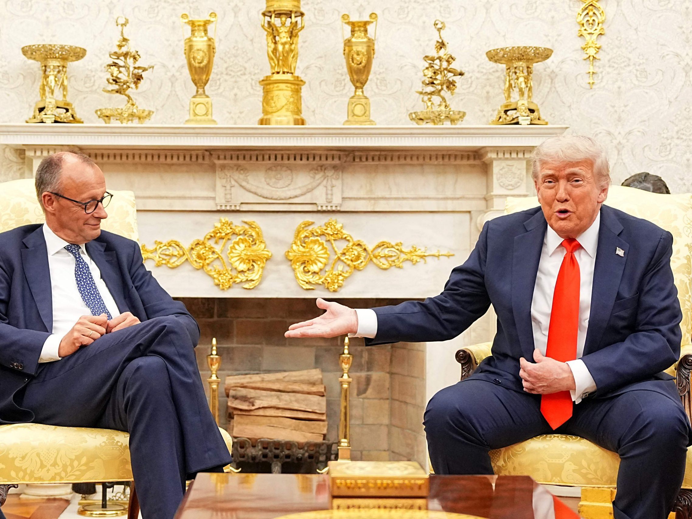 Friedrich Merz schenkt Trump einen Golfschläger im Oval Office. Ein diplomatischer Erfolg mit Geschenken und Gesprächen über Politik. Friedrich Merz schenkt Trump einen Golfschläger im Oval Office. Ein diplomatischer Erfolg mit Geschenken und Gesprächen über Politik.