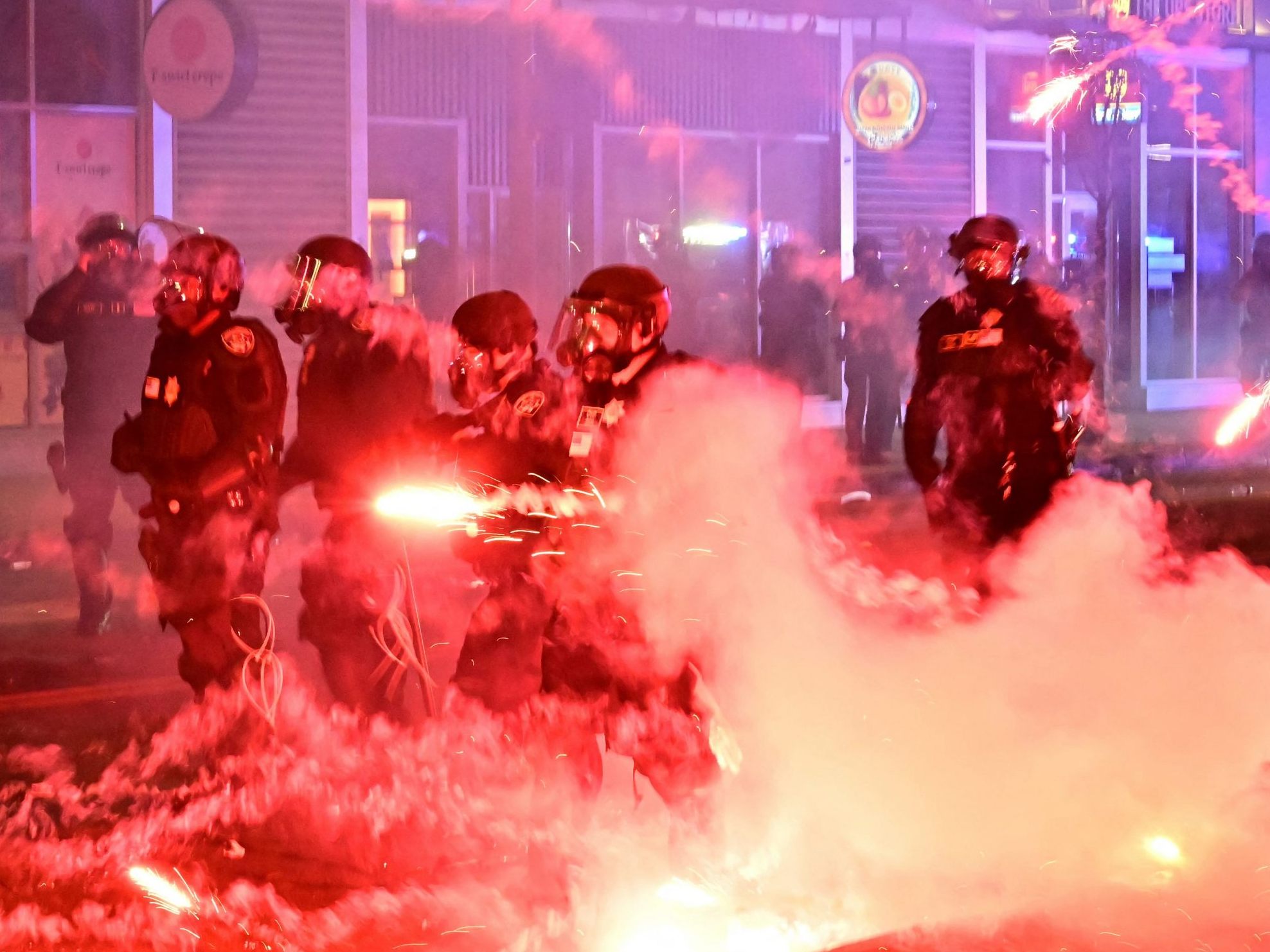 Protestierende feuerten Feuerwerkskörper gegen Nationalgarde und Marines