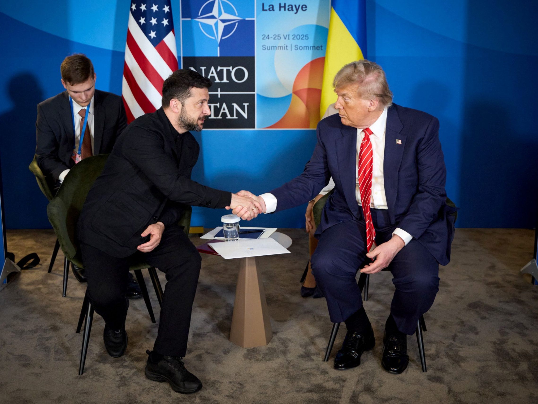 Trump trifft Selenskyj in Den Haag – Gespräche über Waffenstillstand und Frieden in der Ukraine Trump trifft Selenskyj in Den Haag – Gespräche über Waffenstillstand und Frieden in der Ukraine