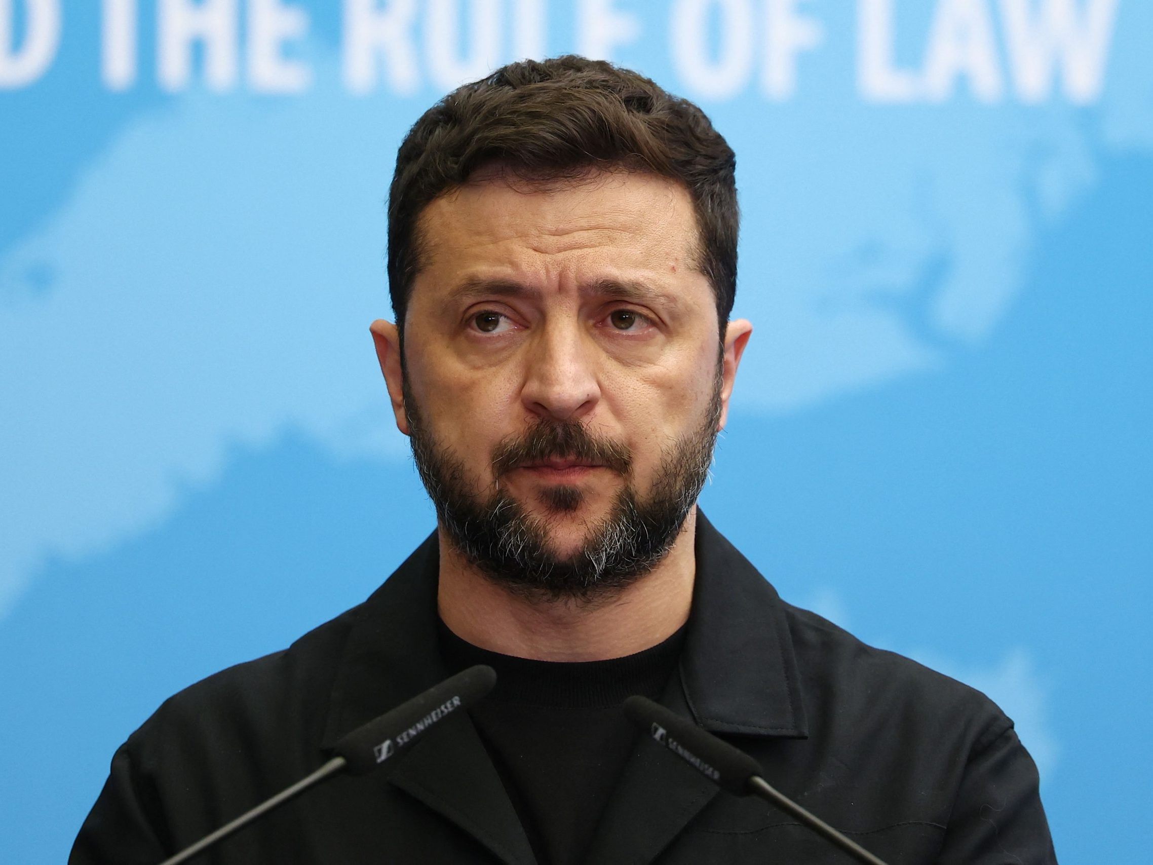 Der ukrainische Präsident Wolodymyr Selenskyj hatte am Mittwoch im Europarat in Straßburg ein Abkommen unterzeichnet, dass die Einrichtung eines Sondertribunals zur russischen Offensive gegen sein Land regelt.