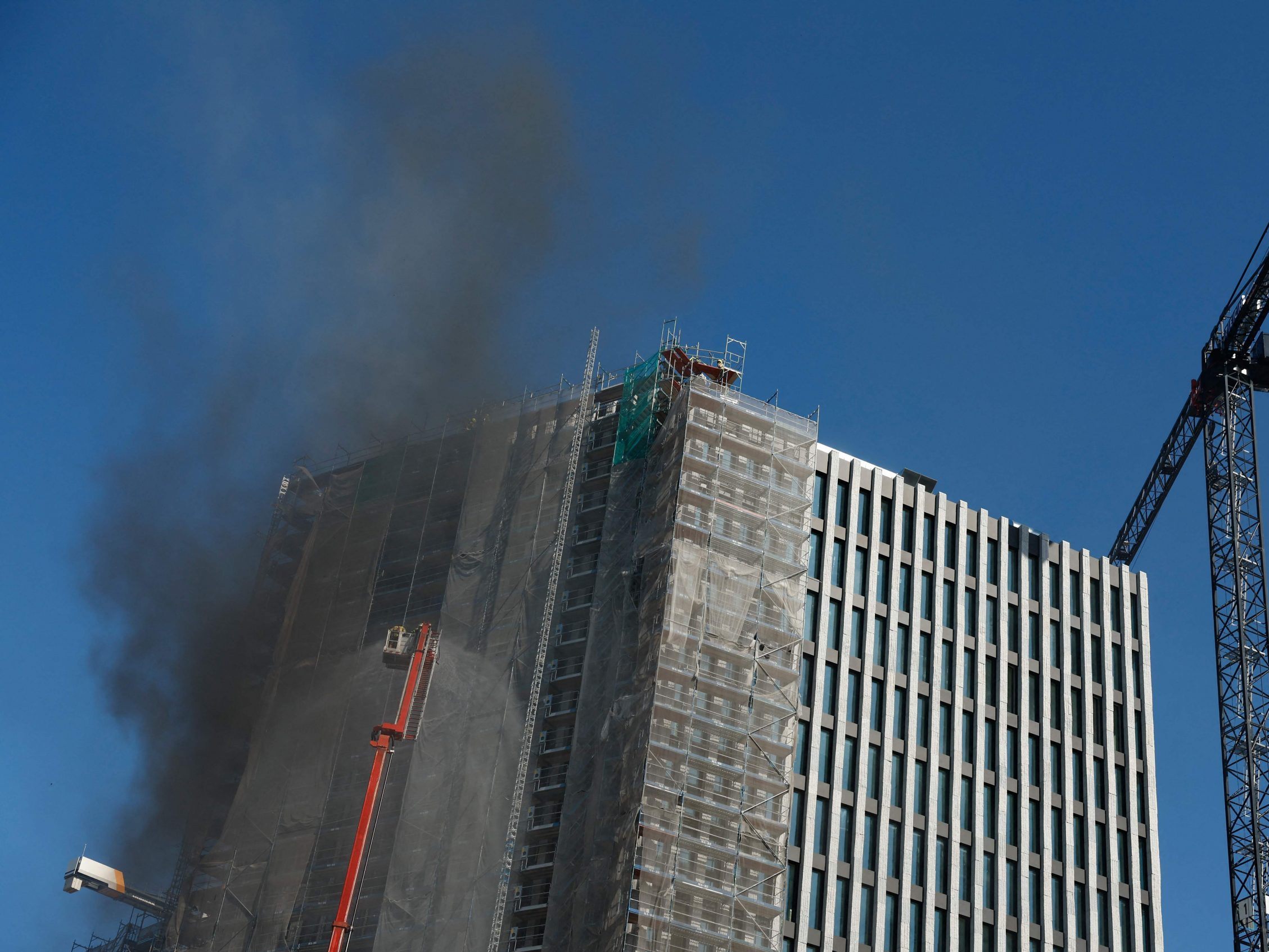 In Berlin kam es zu einem Brand auf dem Dach eines Hochhauses.