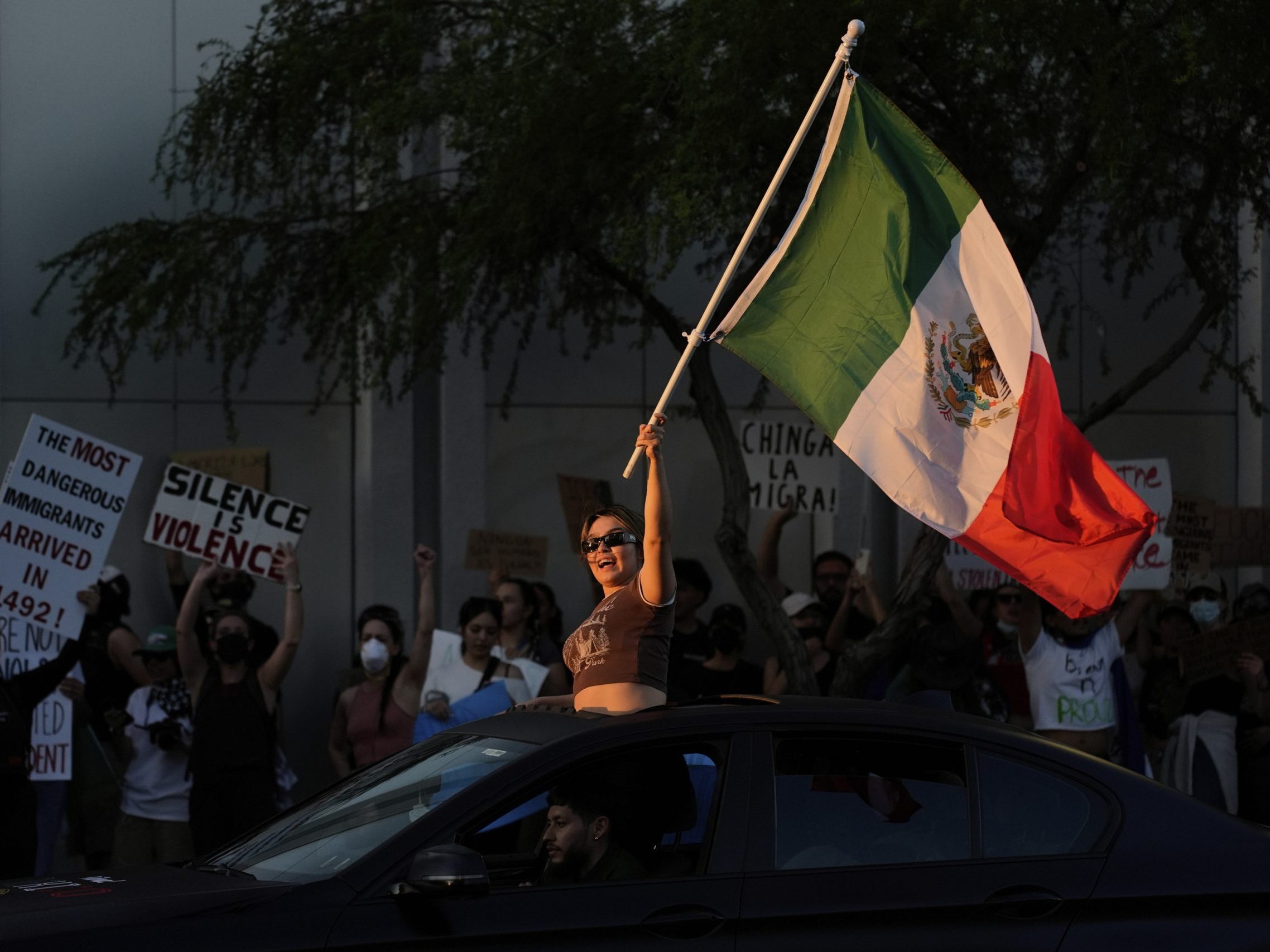 Proteste gegen Trumps Migrationspolitik eskalieren in US-Städten.