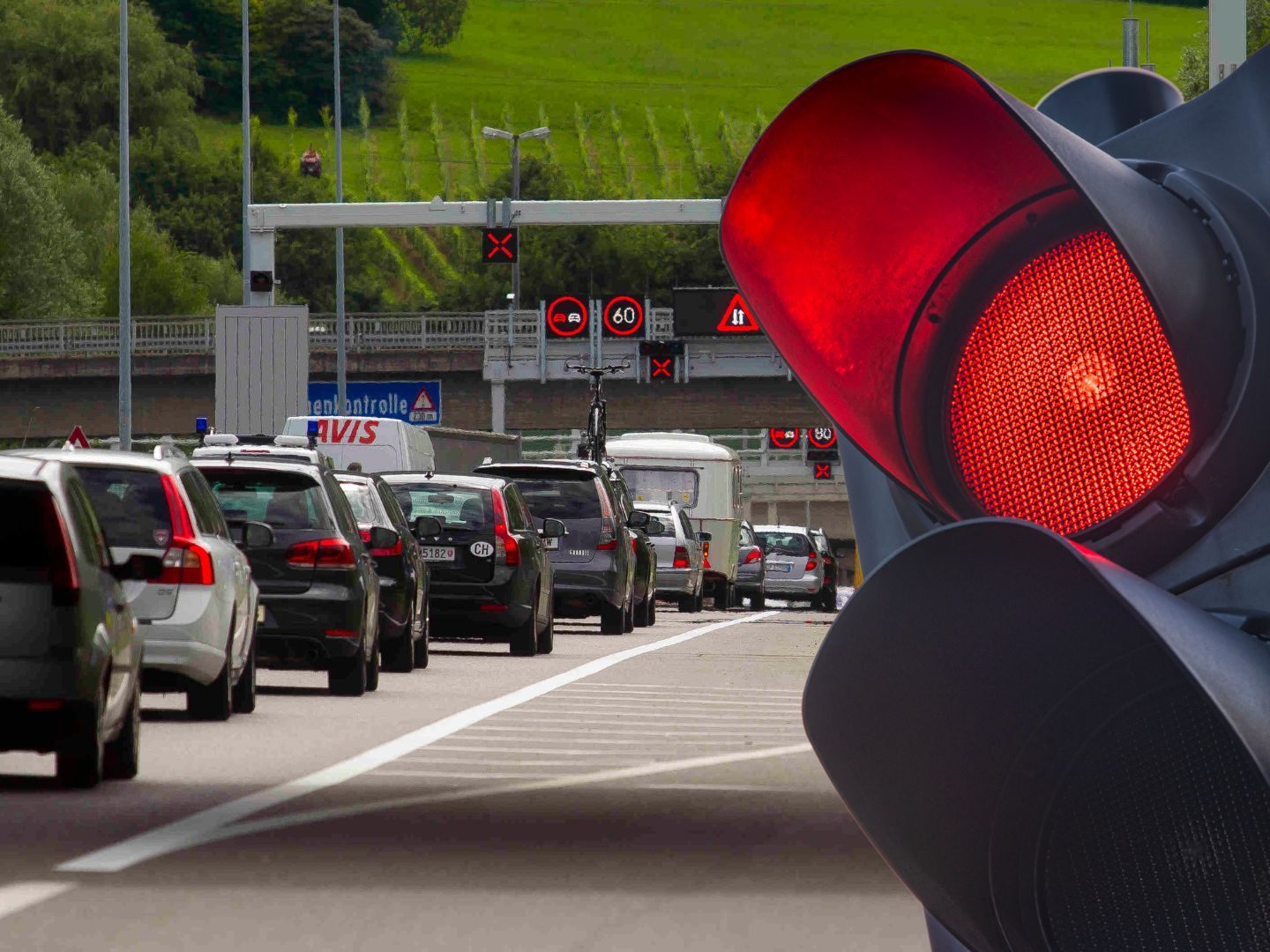 Laut einer Umfrage werden rote Ampeln vor Autobahn-Tunneln oft ignoriert.