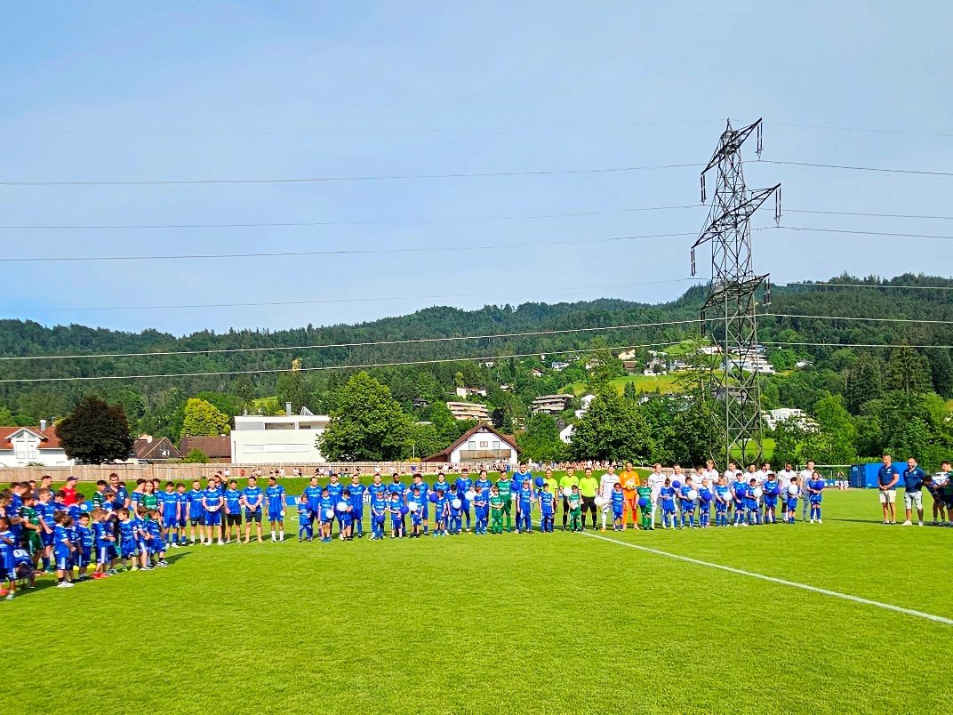 Im neuen blau-weißen Outfit begrüßte die Lochauer Fußballjugend vor über tausend Fußballfans im Stadion Hoferfeld die Teams vom SV typico Lochau und dem SCR Altach zum Freundschaftsspiel.