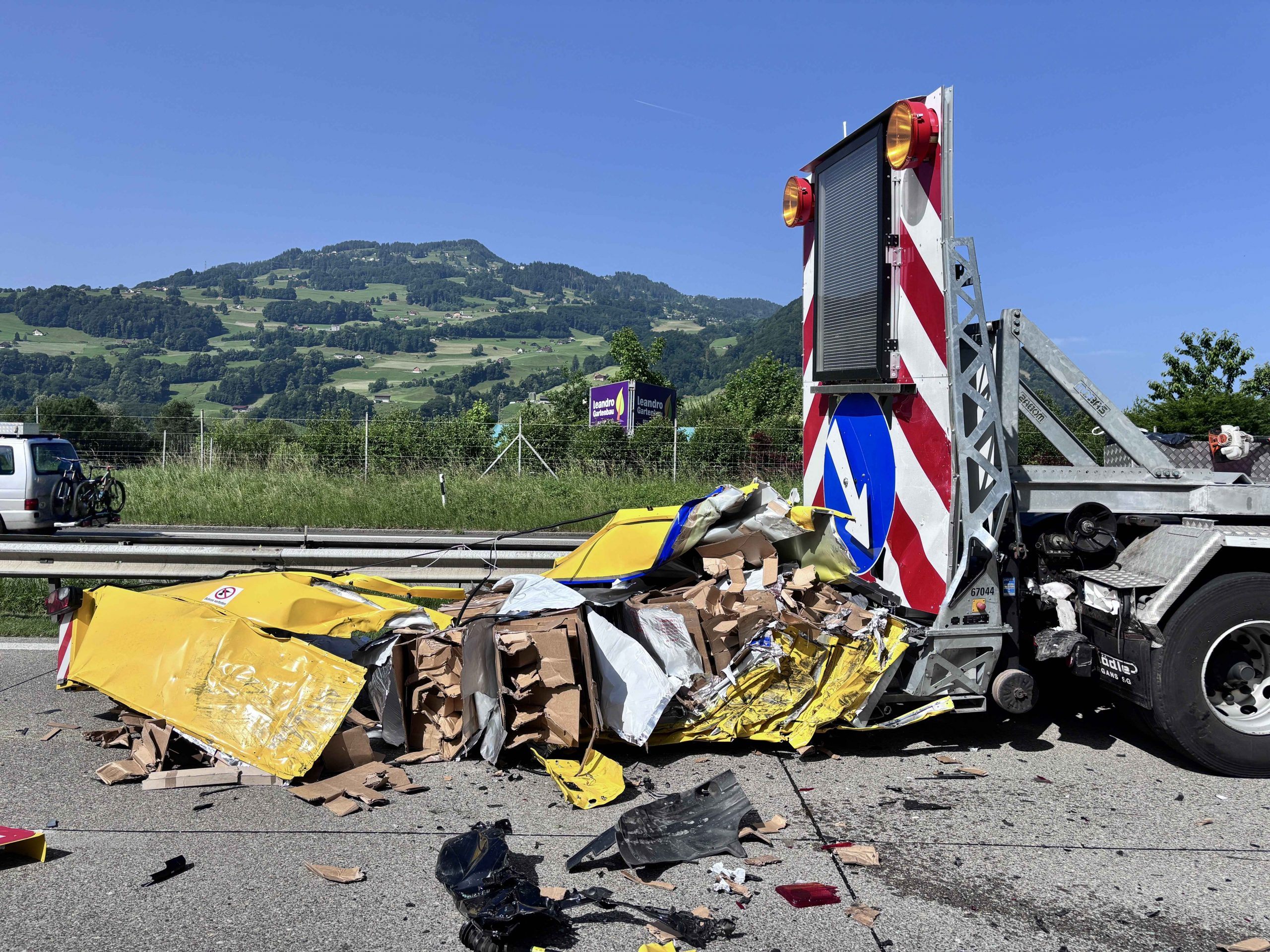 Der Aufpralldämpfer wurde komplett zerstört. Der Aufpralldämpfer wurde komplett zerstört.