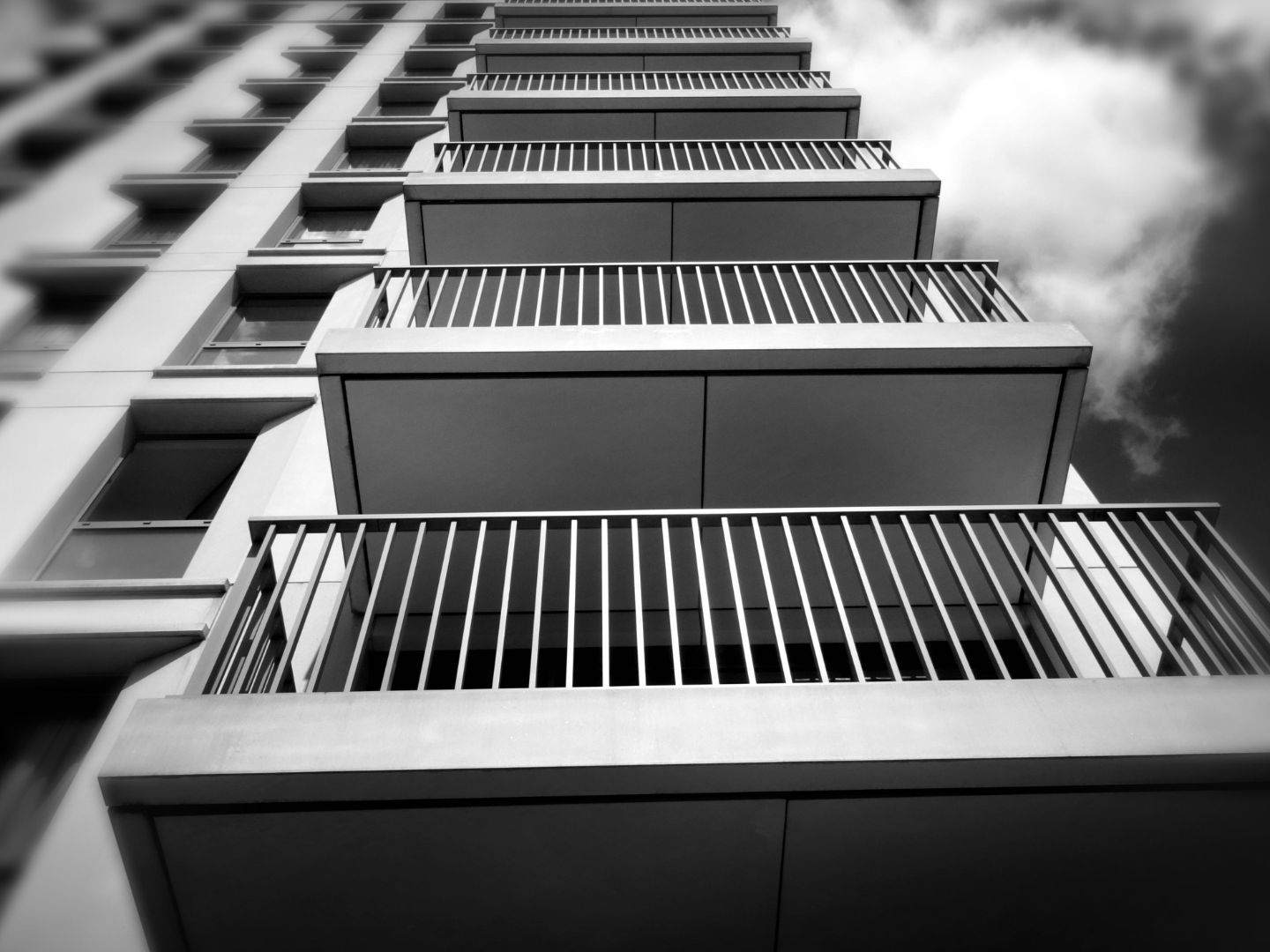 In Wien-Penzing starb eine 37-Jährige nach einem Sturz vom Balkon. In Wien-Penzing starb eine 37-Jährige nach einem Sturz vom Balkon.