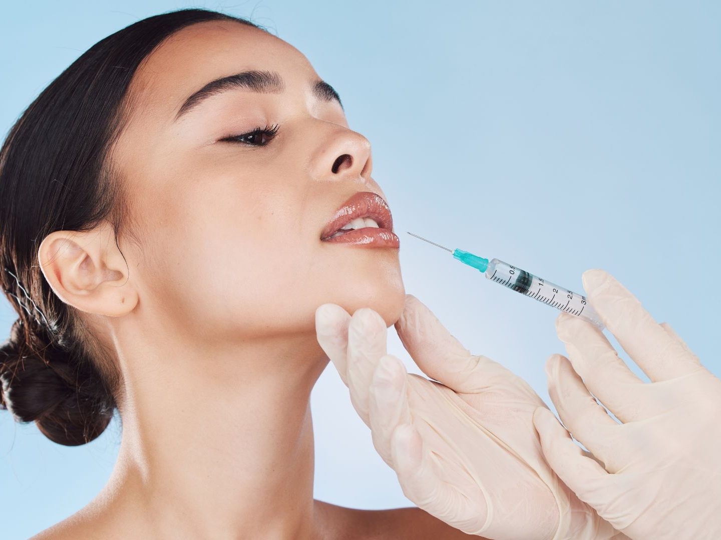 Die Stadt Wien klärt mit einer neuen Kampagne zu gesundheitlichen Risiken bei Beauty-OPs auf.