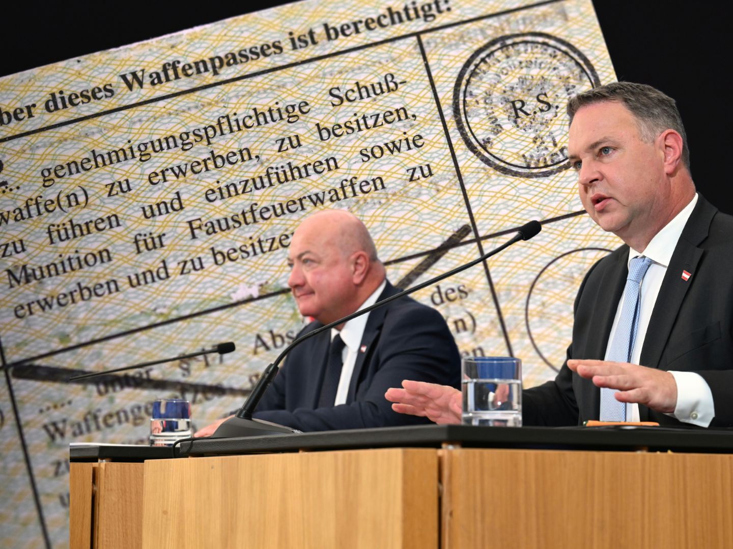 Die Regierung beschließt umfassende Maßnahmen nach dem Amoklauf in Graz.