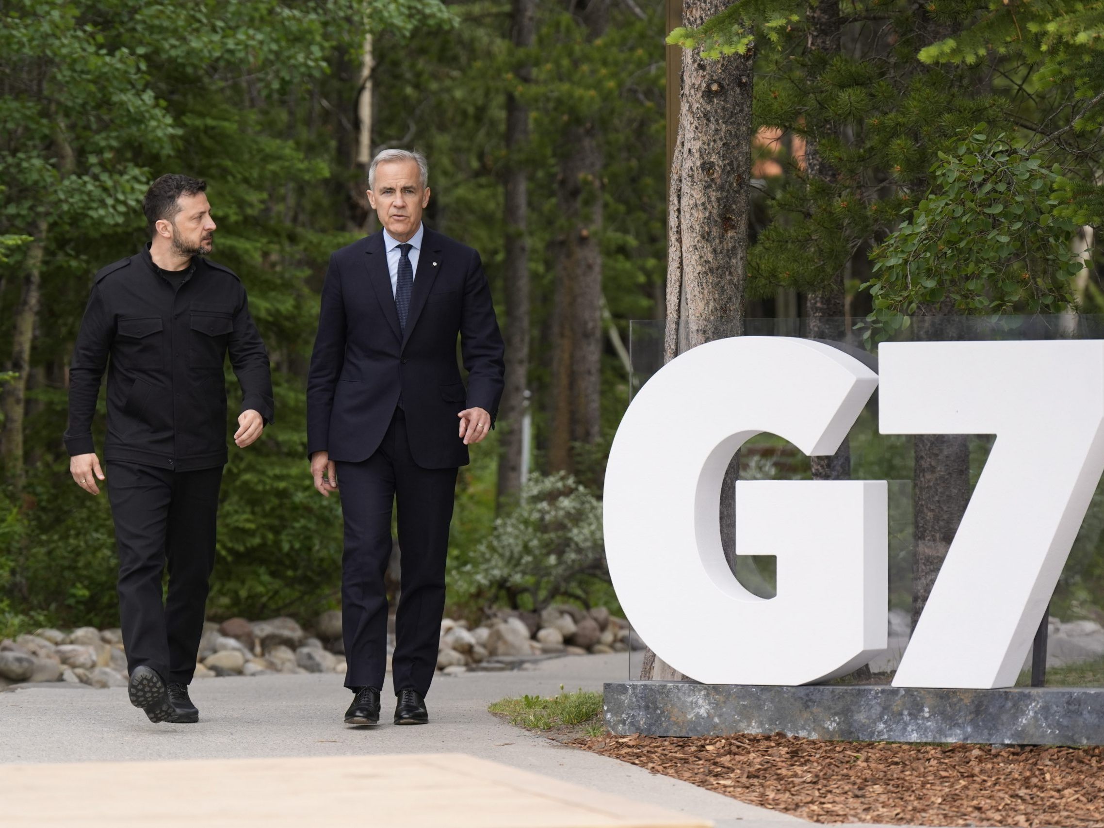 Der kanadische Premierminister Mark Carney geht gemeinsam mit dem ukrainischen Präsidenten Wolodymyr Selenskyj zu einer Sitzung beim G7-Gipfel in Kananaskis, Alberta (Kanada). Der kanadische Premierminister Mark Carney geht gemeinsam mit dem ukrainischen Präsidenten Wolodymyr Selenskyj zu einer Sitzung beim G7-Gipfel in Kananaskis, Alberta (Kanada).