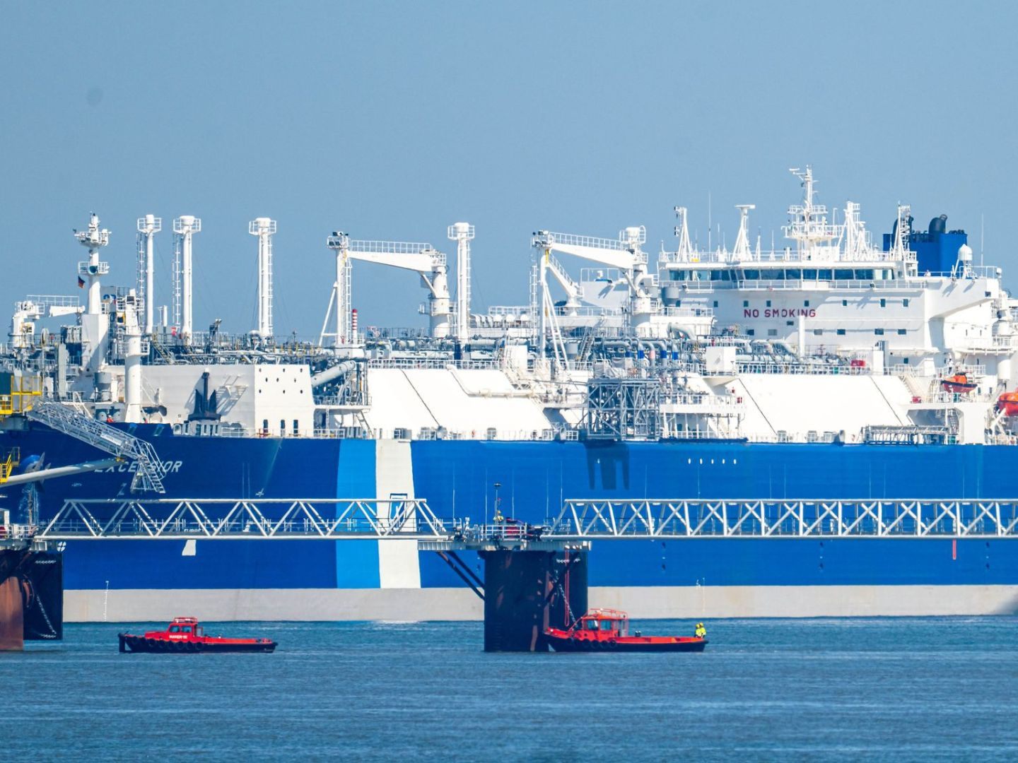 Symbolbild: Spezialschiff „Excelsior“ am LNG-Anleger in Wilhelmshaven Symbolbild: Spezialschiff „Excelsior“ am LNG-Anleger in Wilhelmshaven