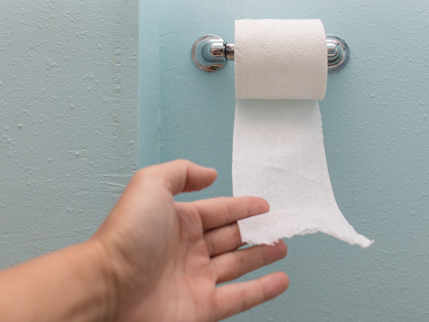 Keime auf dem Papier? Darum sollten Sie Ihre Rolle anders aufhängen Keime auf dem Papier? Darum sollten Sie Ihre Rolle anders aufhängen