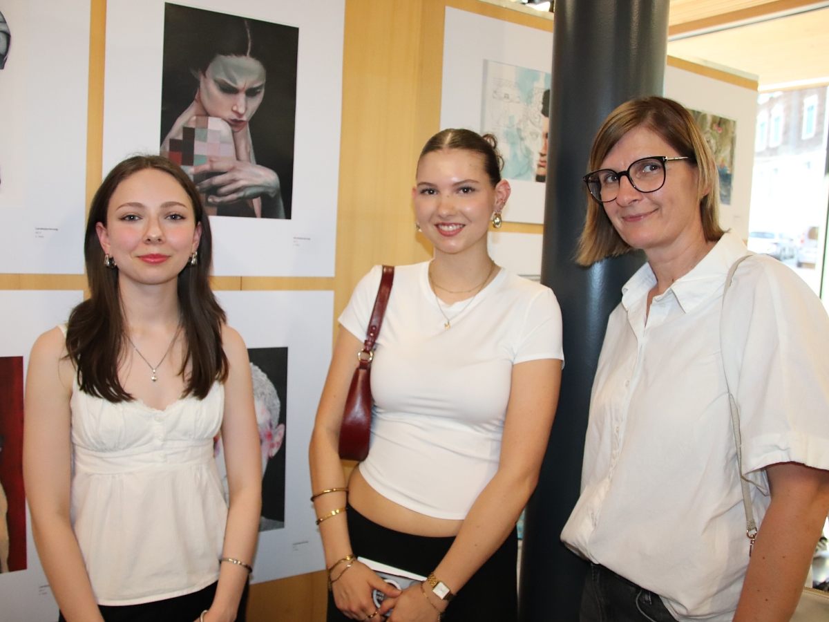 Mara Plangger und Pia Meusburger (BORG Egg) mit Vernissage-Rednerin Maria Meusburger-Bereuter. Mara Plangger und Pia Meusburger (BORG Egg) mit Vernissage-Rednerin Maria Meusburger-Bereuter.