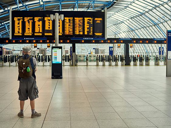 Dein Flug verspätet sich oder fällt aus? Das musst du nicht ohne Entschädigung hinnehmen. (Foto: JJ Jordan/Pexels)