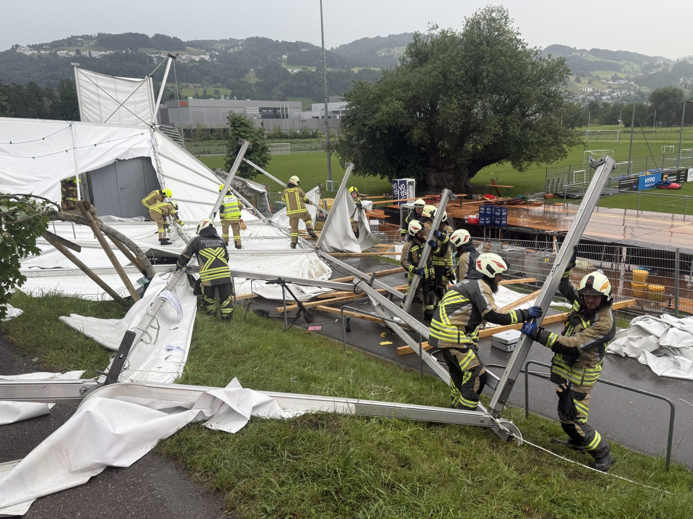 Das Festzelt wurde ein Opfer der Sturmböen. Das Festzelt wurde ein Opfer der Sturmböen.