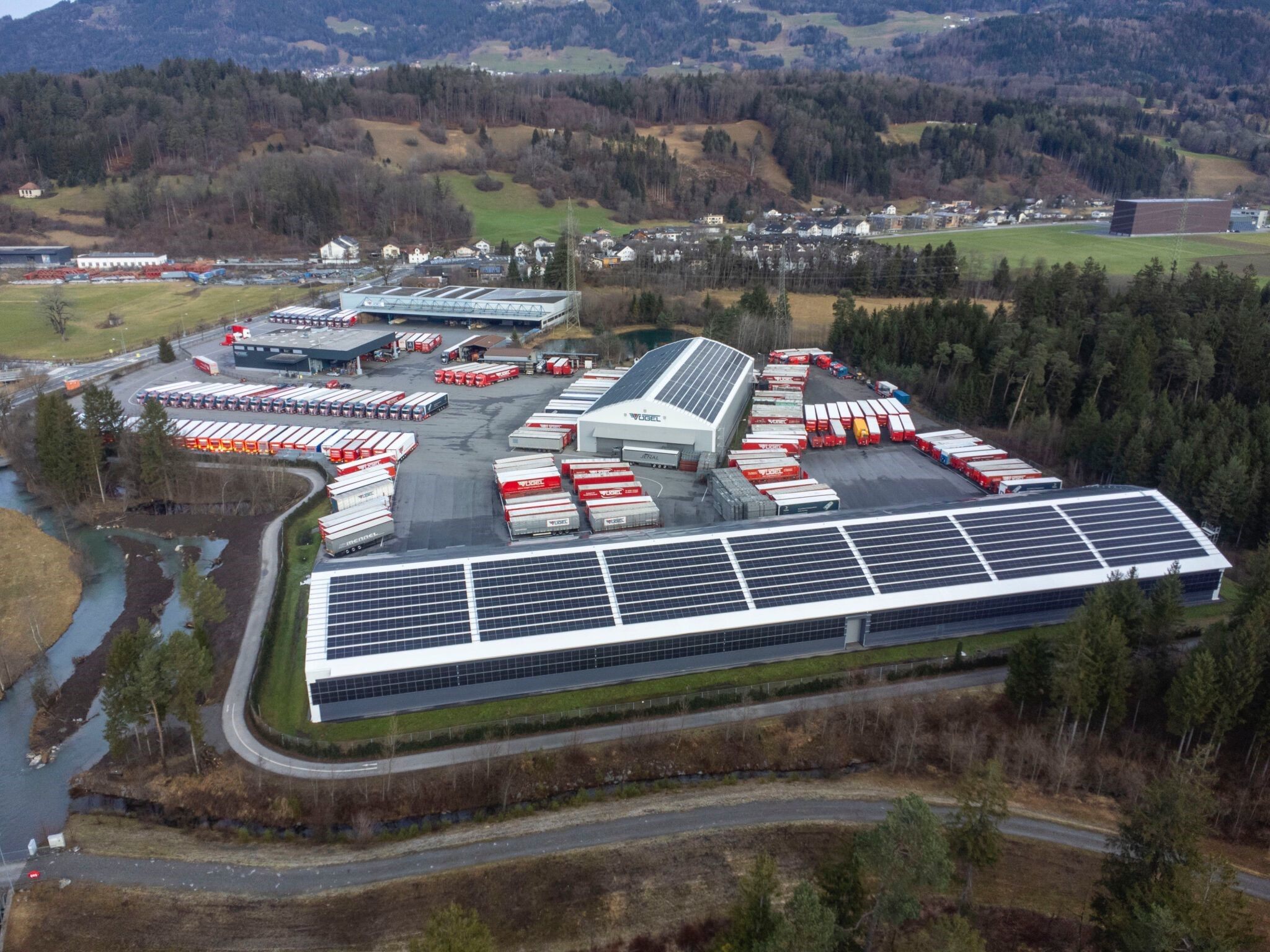 Mit einer Gigawattstunde selbst erzeugtem Strom unterstreicht das Vorarlberger Unternehmen Vögel Transporte seinen Beitrag zur Energiewende.