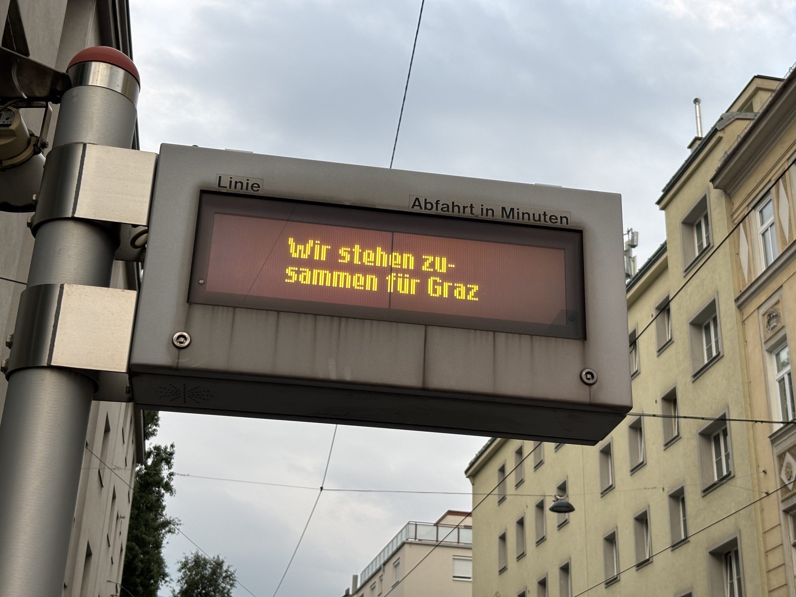 900 Fahrzeuge bleiben um 10 Uhr für eine Minute stehen. 900 Fahrzeuge bleiben um 10 Uhr für eine Minute stehen.