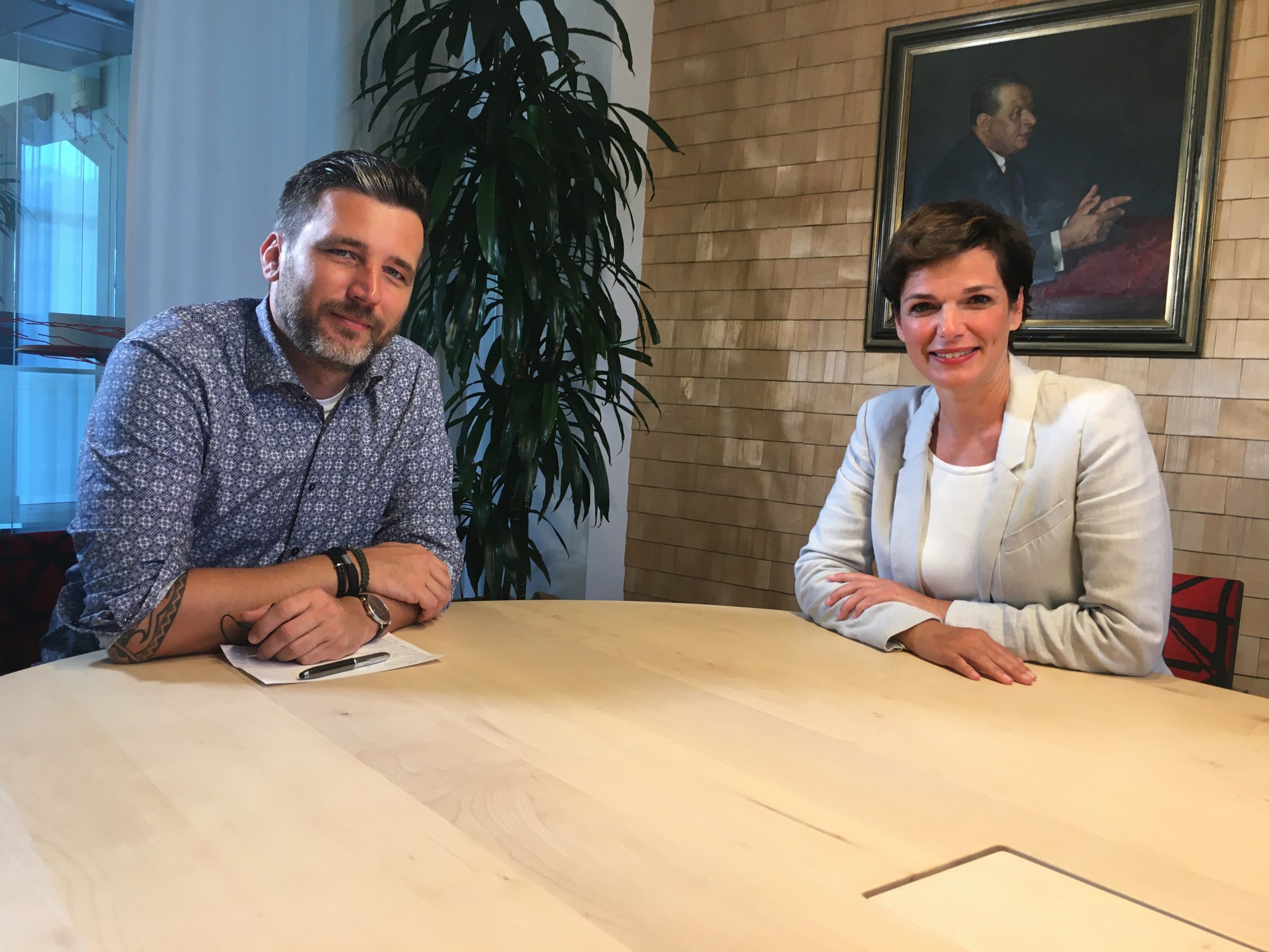 Stellvertretender Chefredakteur Pascal im Interview mit Pamela Rendi-Wagner im Jahr 2020.
