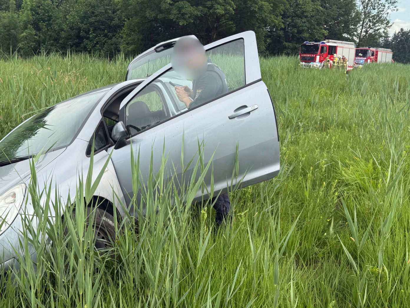 Der Pkw blieb gut 50 Meter abseits der Straße im Feld stecken.