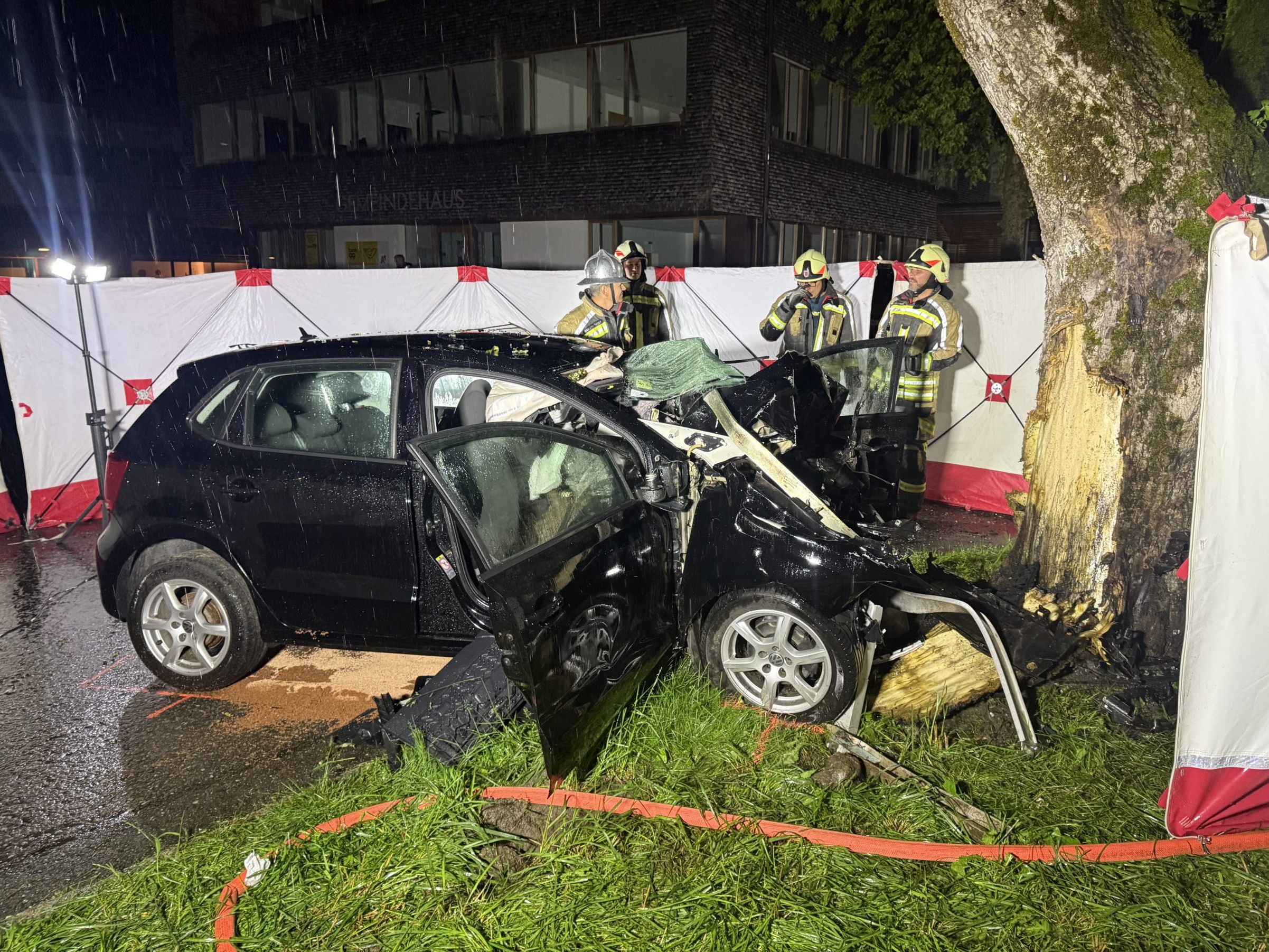 Frontal gegen Baum geprallt Frontal gegen Baum geprallt