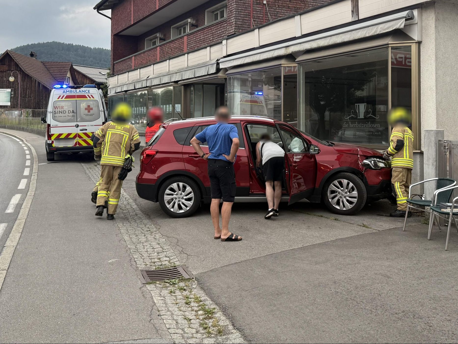 Unfall in Sulz - ein Pkw krachte in eine Mauer.