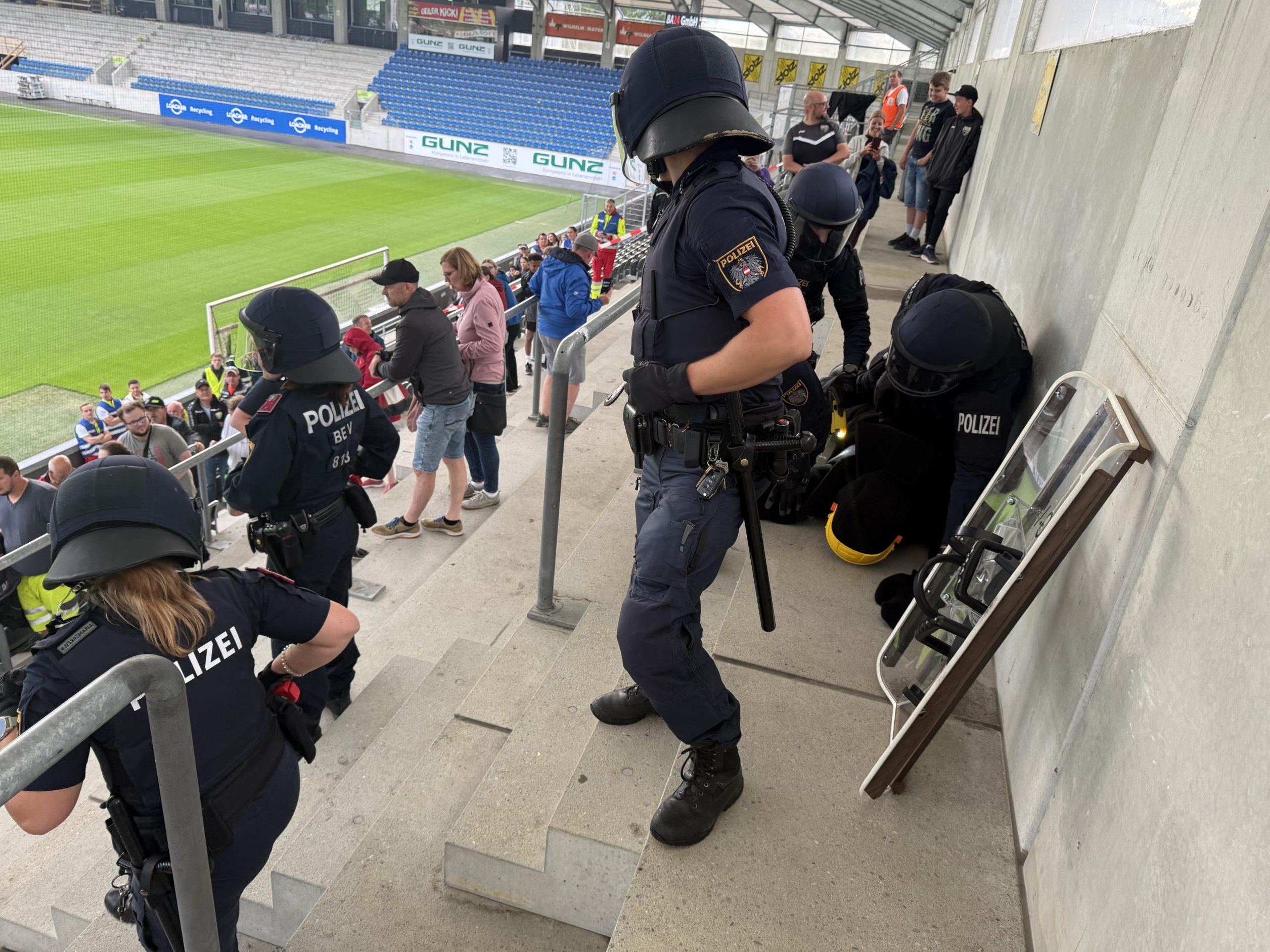 Rettung, Polizei und Feuerwehr proben beim Altacher Stadion den Ernstfall.