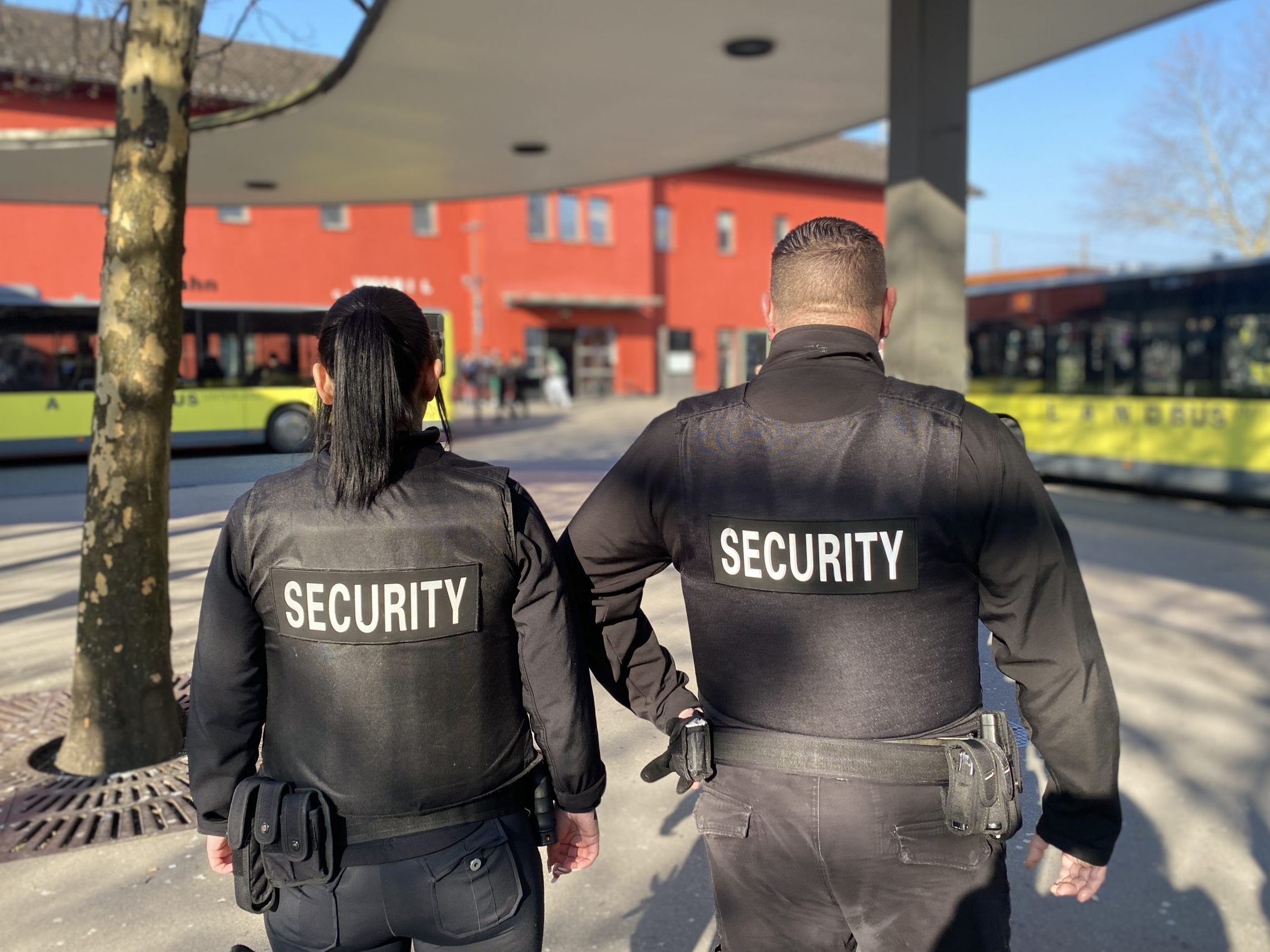 Bisher wurden acht Messer und vier weitere gefährliche Gegenstände sichergestellt. Bisher wurden acht Messer und vier weitere gefährliche Gegenstände sichergestellt.