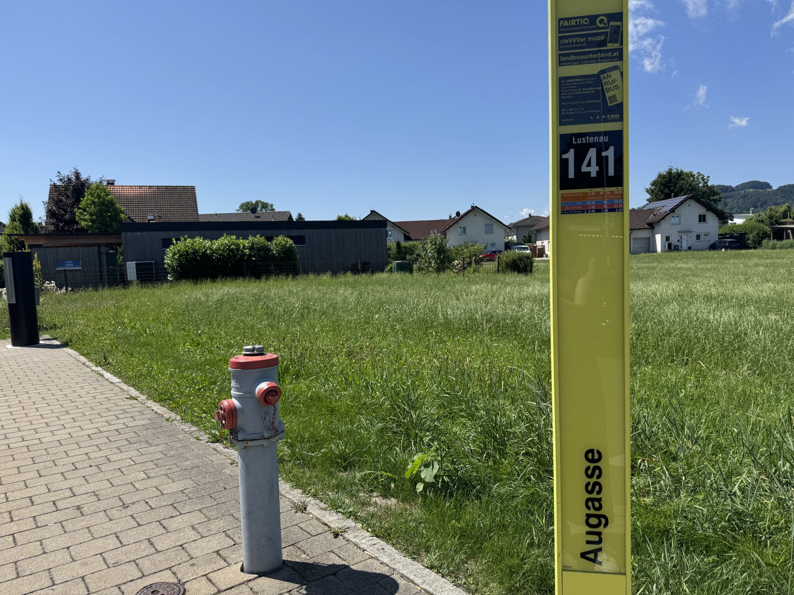 Bei der Bushaltestelle Augasse ist eine Radarbox  aufgestellt. 