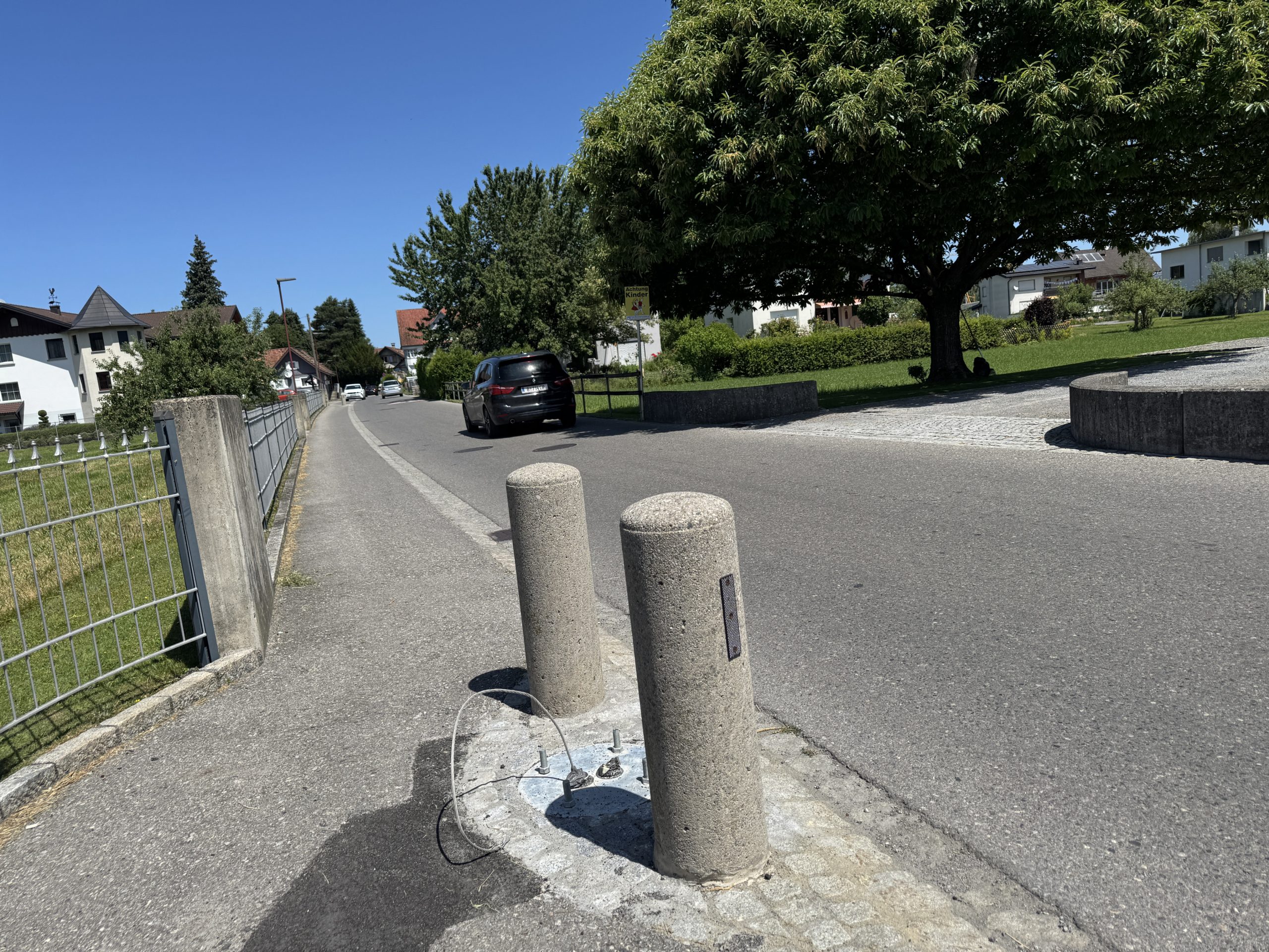 In der Seestraße weist eine Vorrichtung schon auf den geplanten Blitzer hin. Es fehlt laut Gemeinde noch die Stromversorgung. 