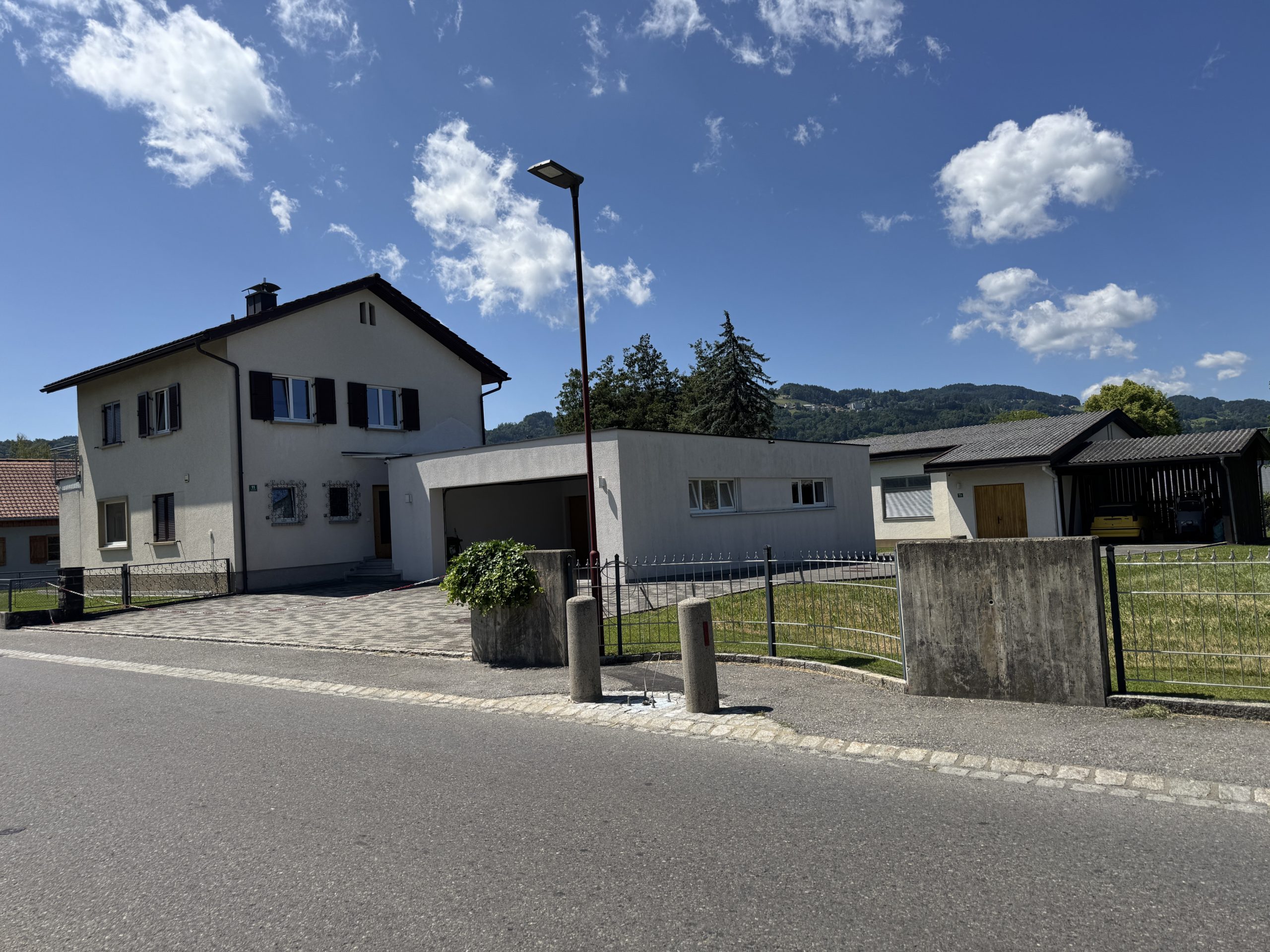 Die zwei Betonpfosten befinden sich in der Nähe der Hausnummer 11. 
