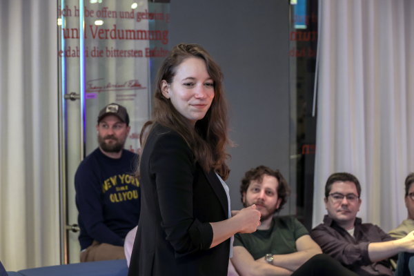 Isabell Russ im Meeting mit dem Team.