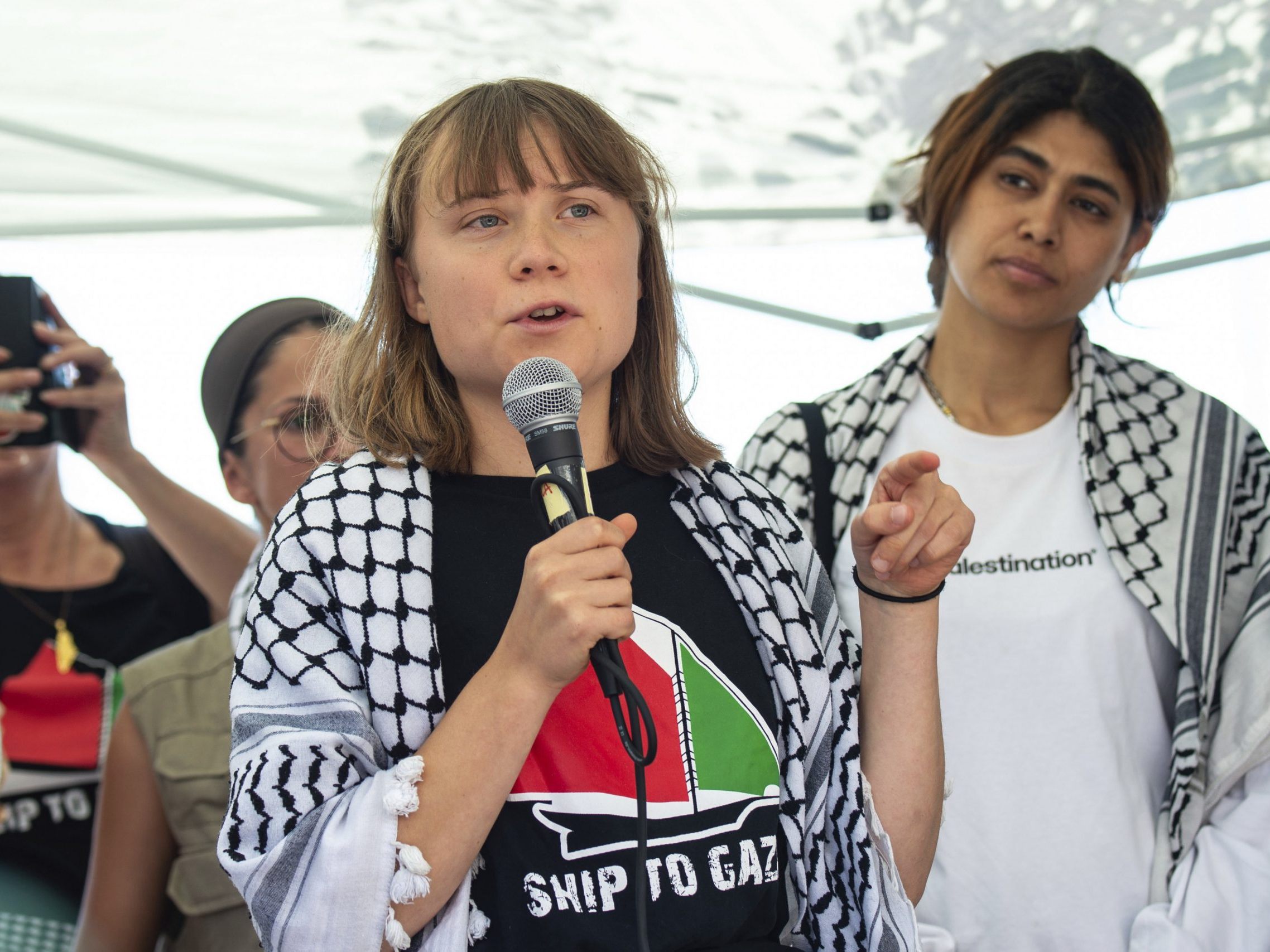 Greta Thunberg segelt mit Hilfsgütern nach Gaza. Eine riskante Mission für den zivilen Widerstand. Verfolge die Reise live. (Bild: AP)