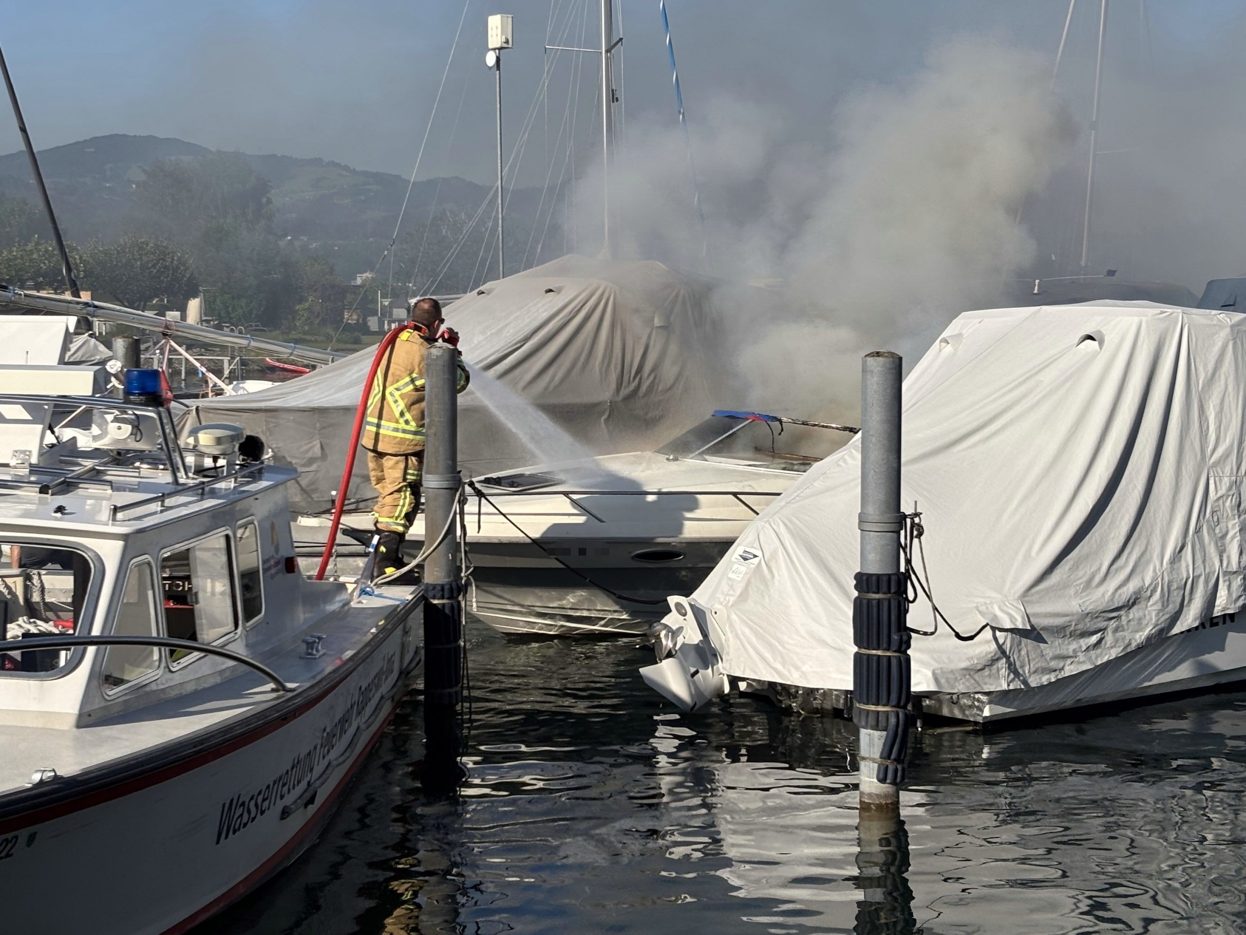Feuerwehreinsatz am Zürichsee Feuerwehreinsatz am Zürichsee