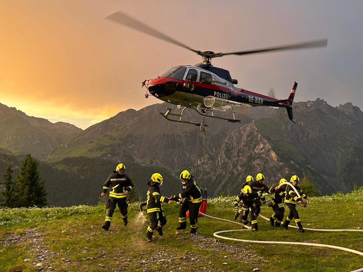 Der Polizeihubschrauber konnte den Brand aus der Luft löschen. Der Polizeihubschrauber konnte den Brand aus der Luft löschen.