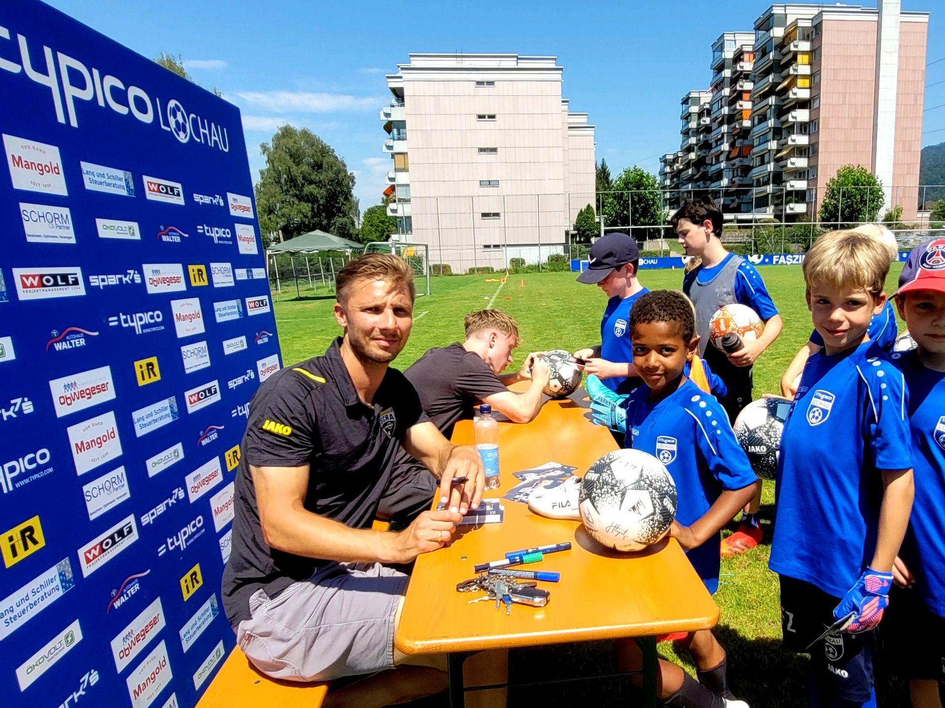 SCR Altach zu Gast beim SV typico Lochau mit Nachwuchspräsentation und Dressübergabe: Philipp Netzer und Samuel Mischitz bei der Autogrammstunde beim Fußball-Nachwuchs-Camp des SV Lochau.