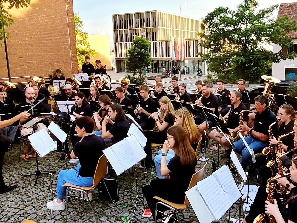 Ein volles Haus und gute Stimmung: Beim „Sommerkonzert für Blasmusikfans“ präsentiert sich der Musikverein Lochau mit über 90 aktiven Musikantinnen und Musikanten, Jung und Alt, in seiner ganzen Stärke. Ein volles Haus und gute Stimmung: Beim „Sommerkonzert für Blasmusikfans“ präsentiert sich der Musikverein Lochau mit über 90 aktiven Musikantinnen und Musikanten, Jung und Alt, in seiner ganzen Stärke.